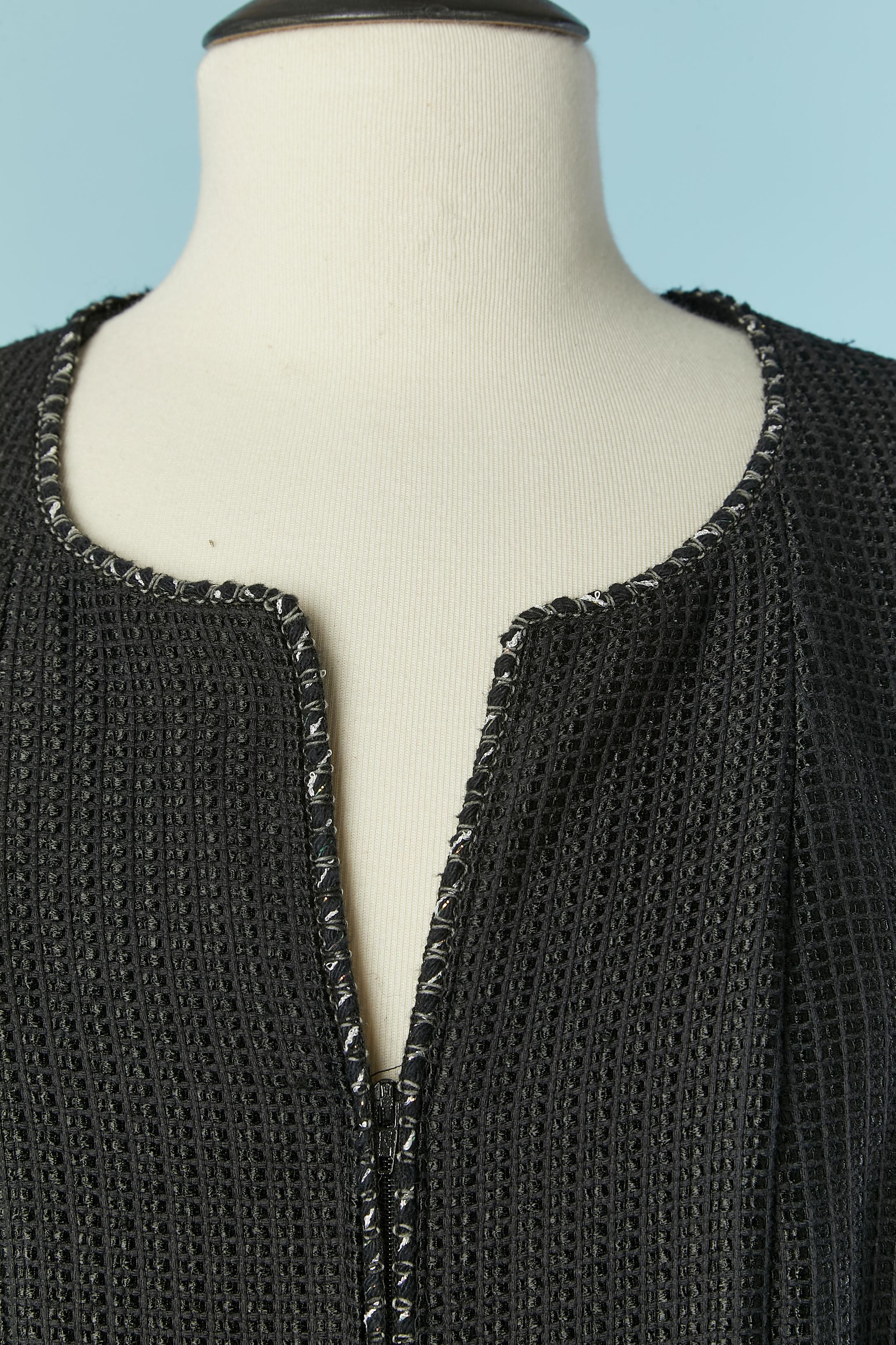 Manteau noir avec fermeture à glissière sur le milieu du devant avec passepoil en tweed. Composition du tissu : 73% coton, 27% nylon. Doublure en soie à l'intérieur de la poche.
Bouton décoratif sur le bord de la poche. 
TAILLE 40 sur l'étiquette