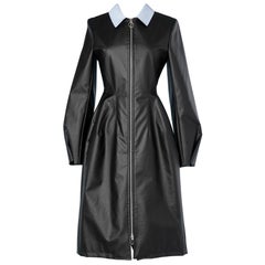 Schwarzer beschichteter Baumwollmantel mit blauem Kragen Raf Simons für Christian Dior