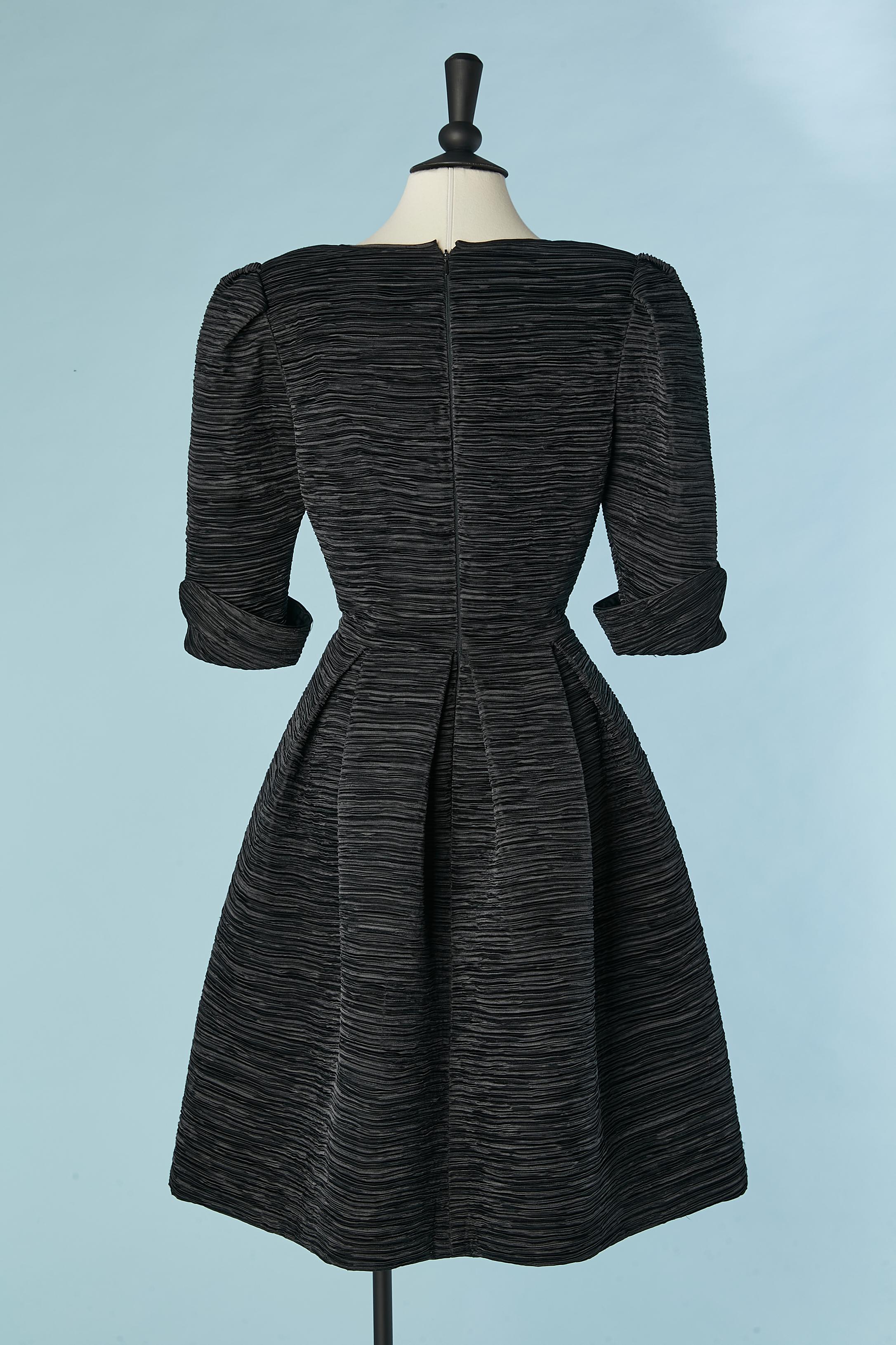 Vestido de cóctel negro en tejido plisado Fortuny  Pierre Labiche Circa años 80 en venta 2