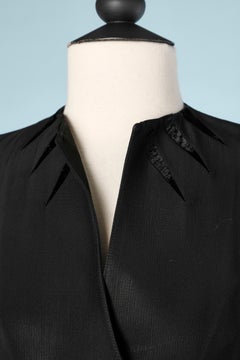 Schwarzes Cocktailkleid aus satiniertem Krepp und Samt im Samtschliff von Thierry Mugler