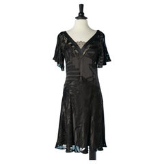 Robe de cocktail noire en satin dévoré, volants et dentelle Galliano 