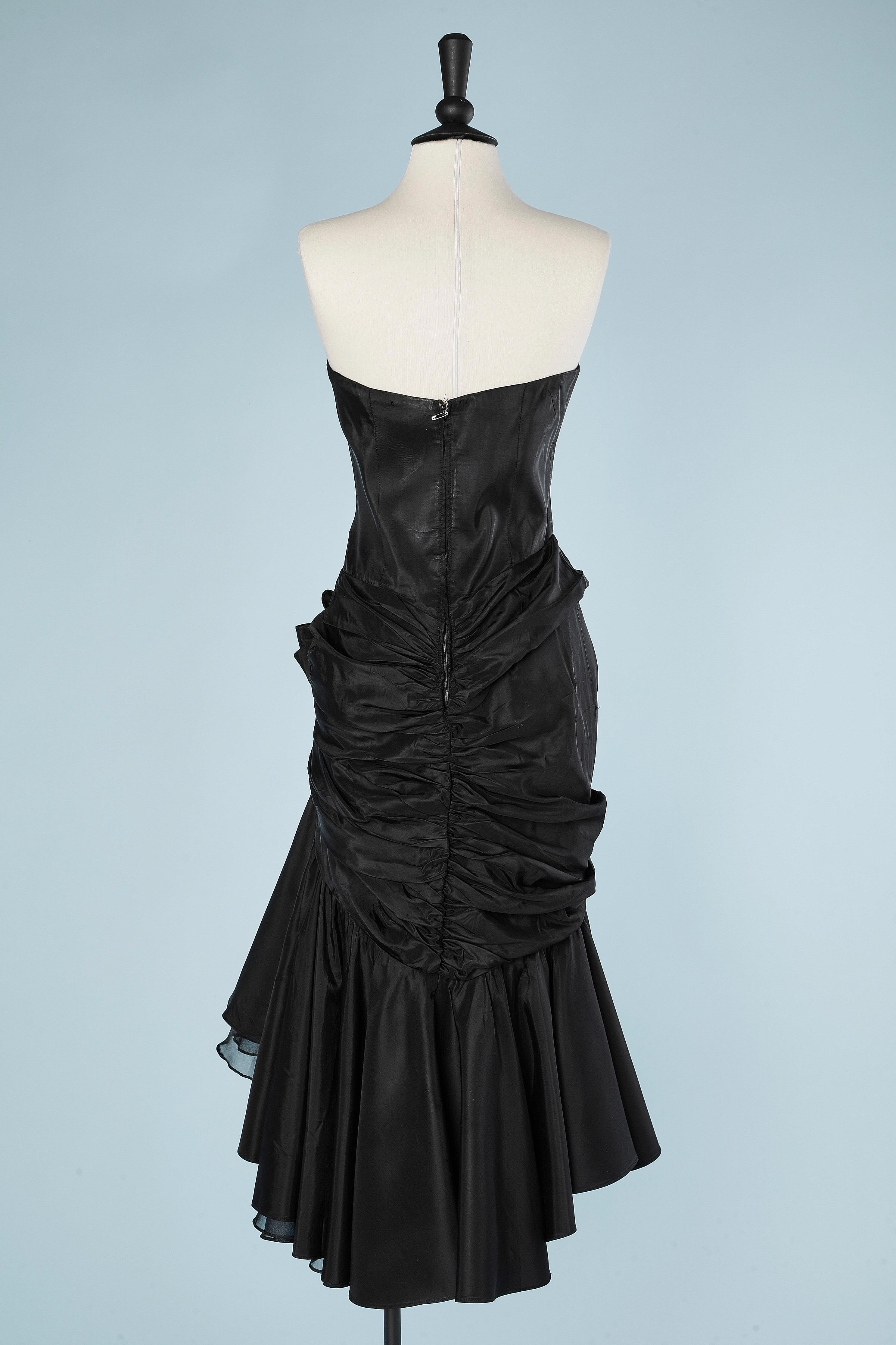 Black cocktail dress in taffetas with draped hips, bow and rhinestone Tadaski In Excellent Condition In Saint-Ouen-Sur-Seine, FR