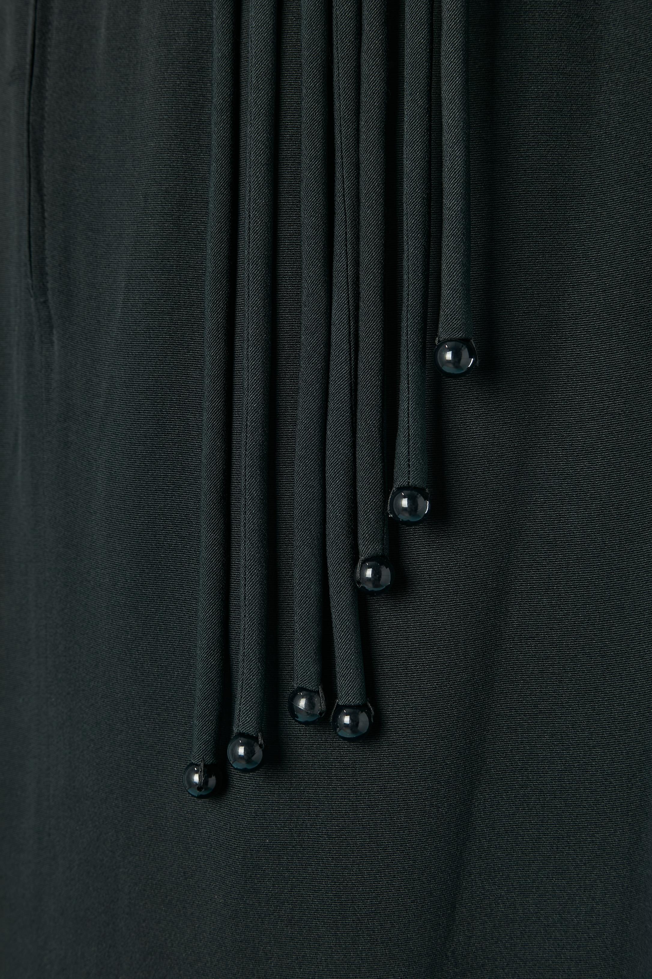 Robe de cocktail noire à col transparent perlé et franges LOUIS FERAUD en vente 1