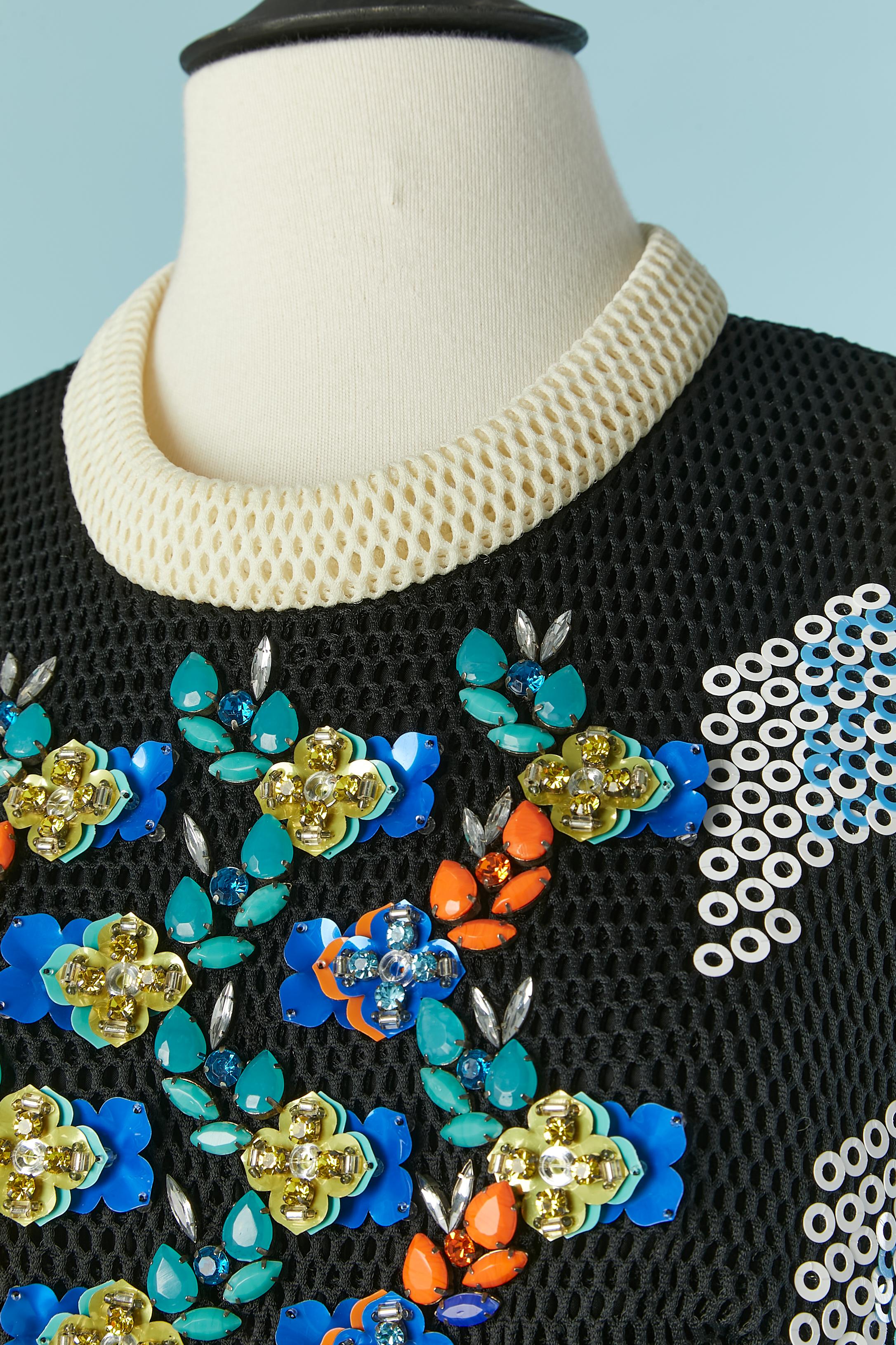 Vestido de cóctel negro con abalorios y adornos de lentejuelas. Composición de la carcasa: 100% poliamida. Forro: 65% acetato, 35% poliéster. 
Cierre con cremallera y corchetes en la parte central de la espalda. 
TALLA 14 (UK) 46 (It) 10 (US) 