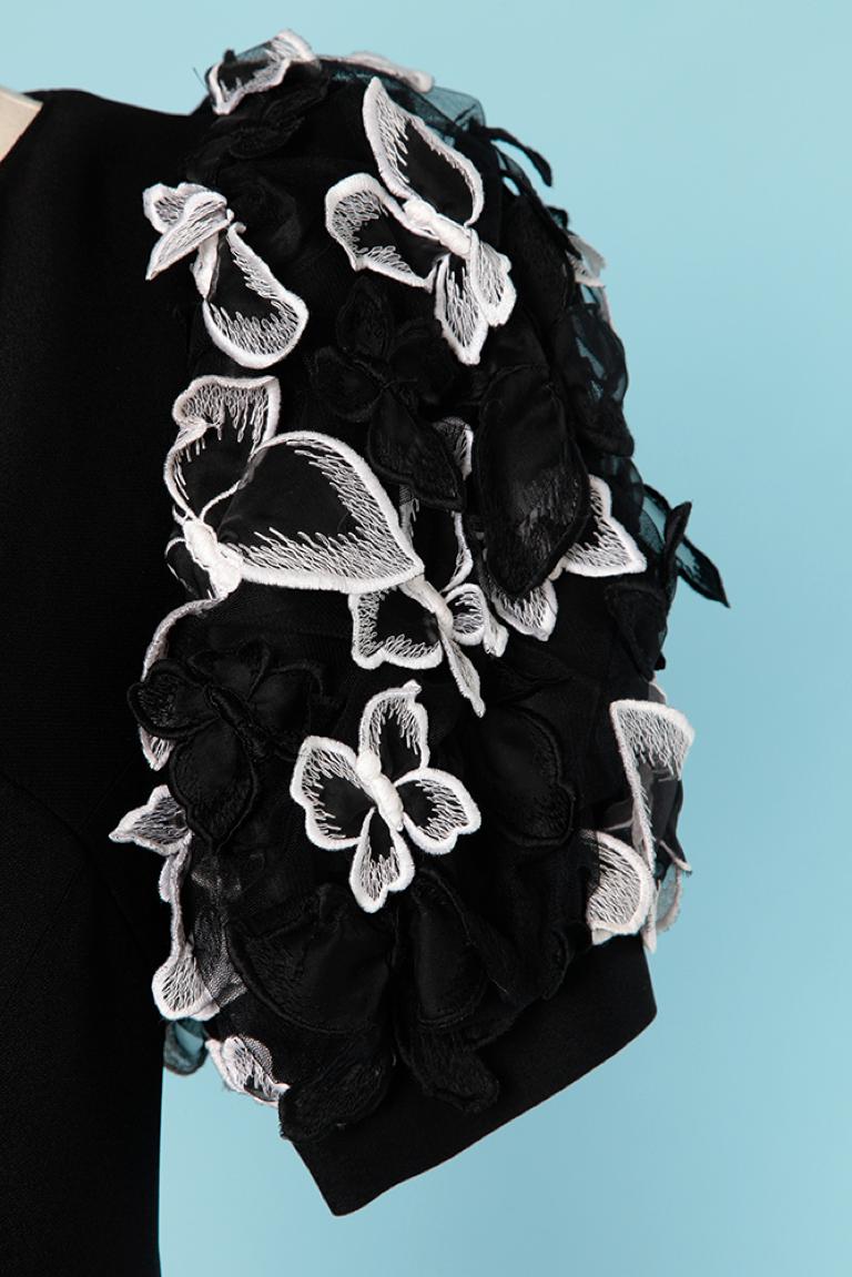 Robe de cocktail noire avec appliques de papillons noirs et blancs sur les manches.
Composition du tissu : rayonne
Tulle à l'intérieur des manches. 
TAILLE 10 (US) 