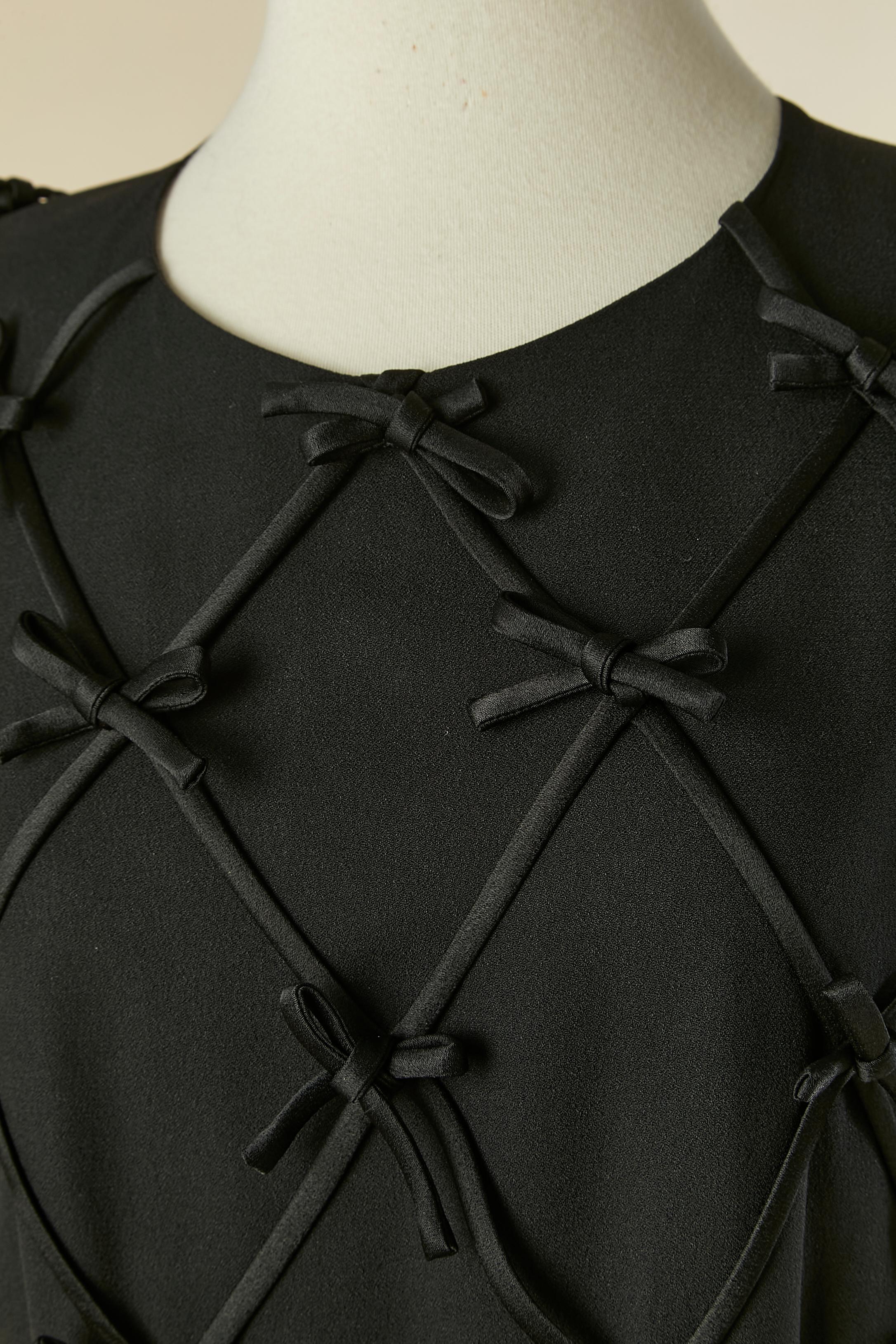 Robe de cocktail noire avec nœud. Composition du tissu principal : 79% acétate, 21% rayonne. Composition de la doublure : 60% acétate, 40% rayonne. 
Fermeture à glissière invisible au milieu du dos.
TAILLE 46 (It) 42 (Fr) L 