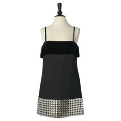 Vestido de cóctel negro con pedrería grande en el borde inferior David Koma