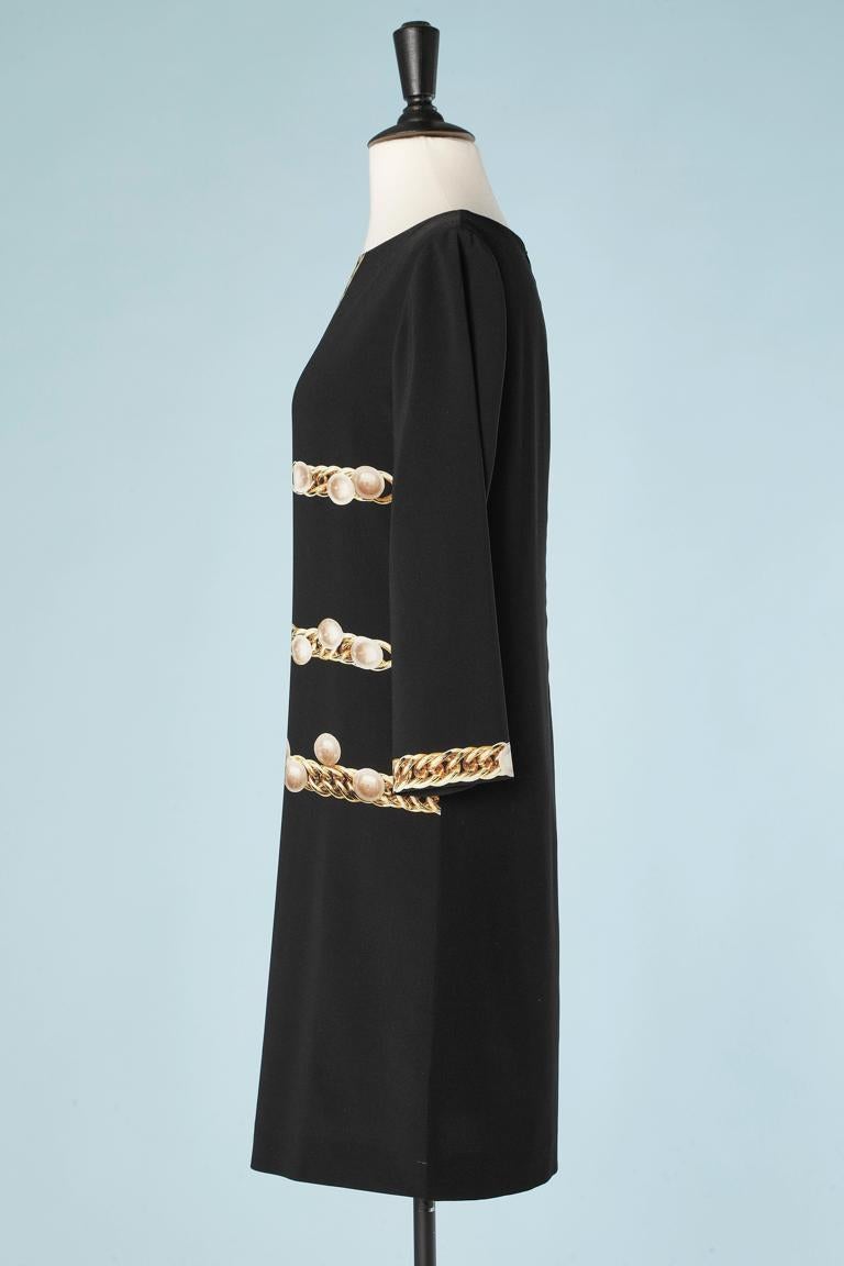 Black cocktail dress with oversize pearls and chain print Moschino Cheap & Chic  In Excellent Condition For Sale In Saint-Ouen-Sur-Seine, FR