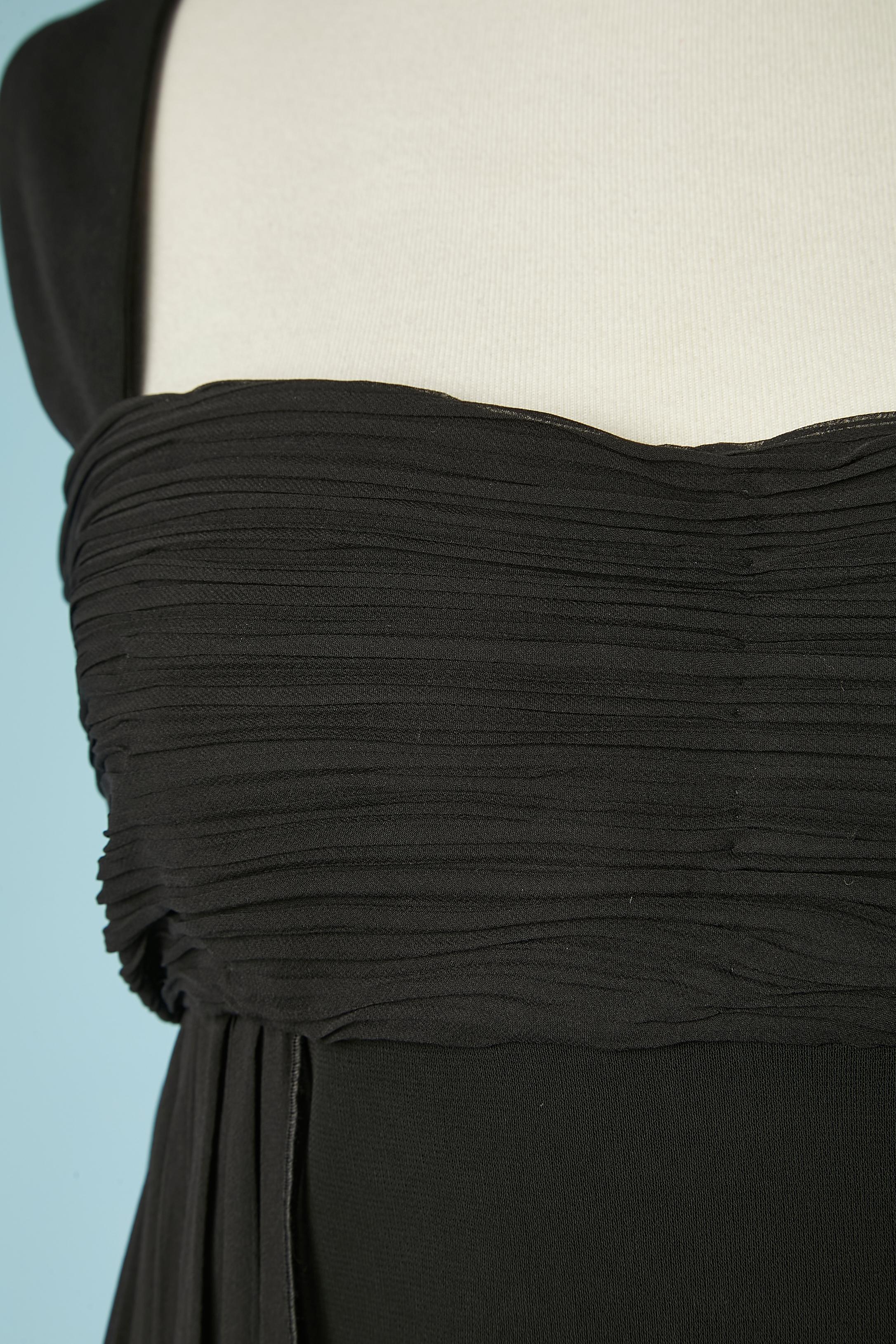 Black cocktail dress with pleated side in jersey and silk.Fabric composition rayon and silk. Underwire bra.
SIZE 46 (It) 
