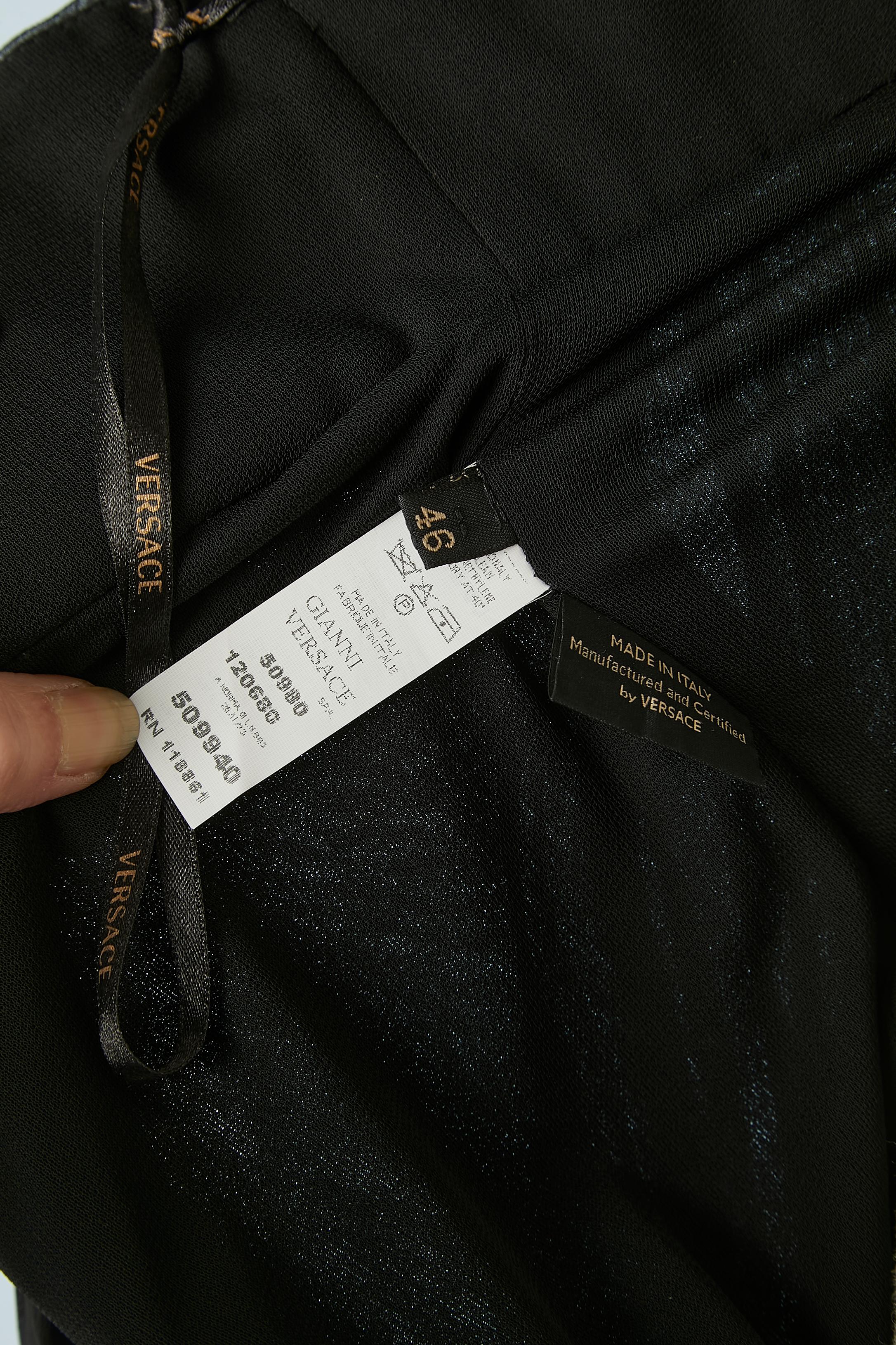 Robe de cocktail noire plissée latérale Versace en vente 2