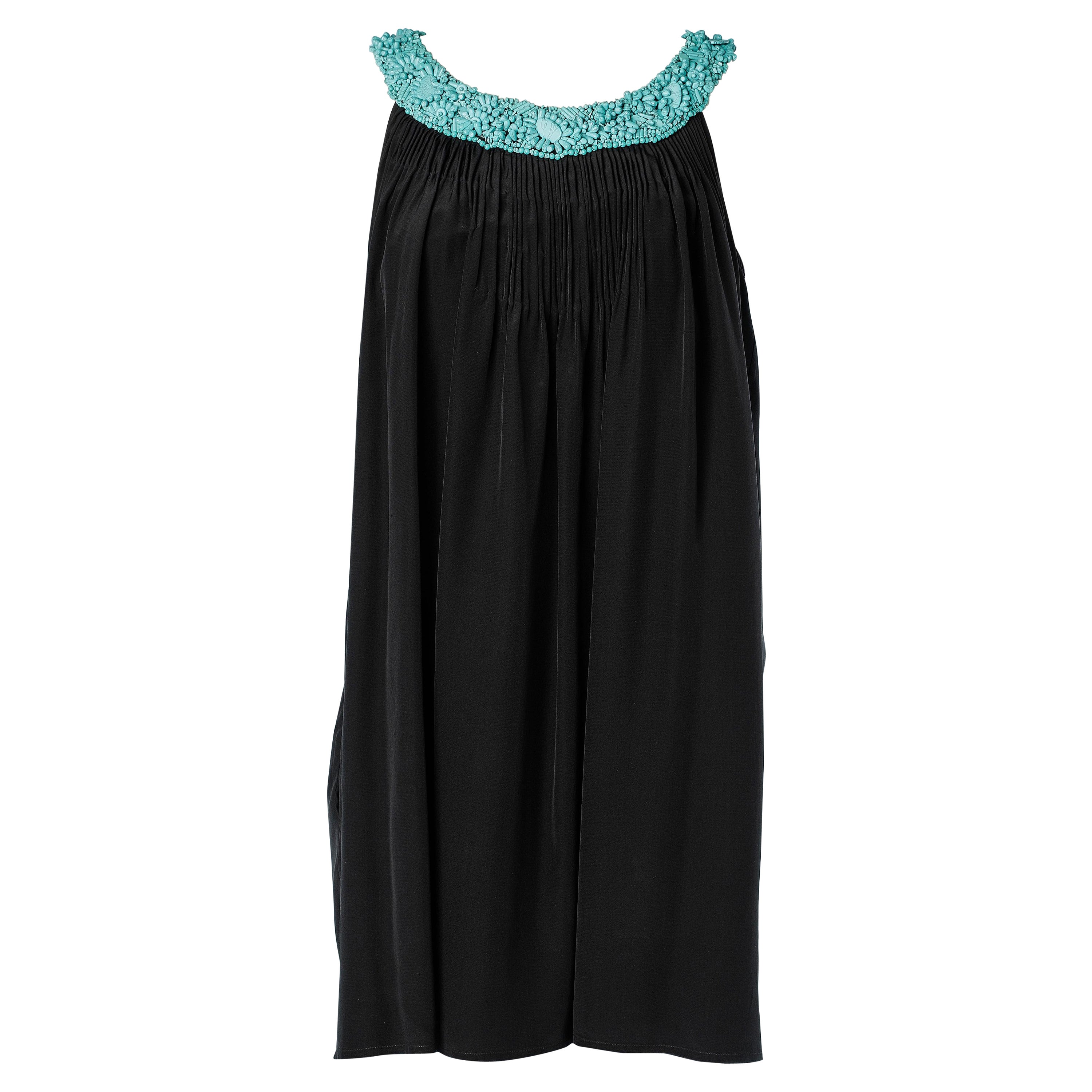 Schwarzes schwarzes Cocktailkleid mit türkisfarbenem Perlenausschnitt Moschino Cheap And Chic im Angebot