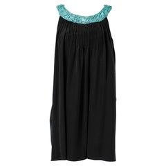 Schwarzes schwarzes Cocktailkleid mit türkisfarbenem Perlenausschnitt Moschino Cheap And Chic