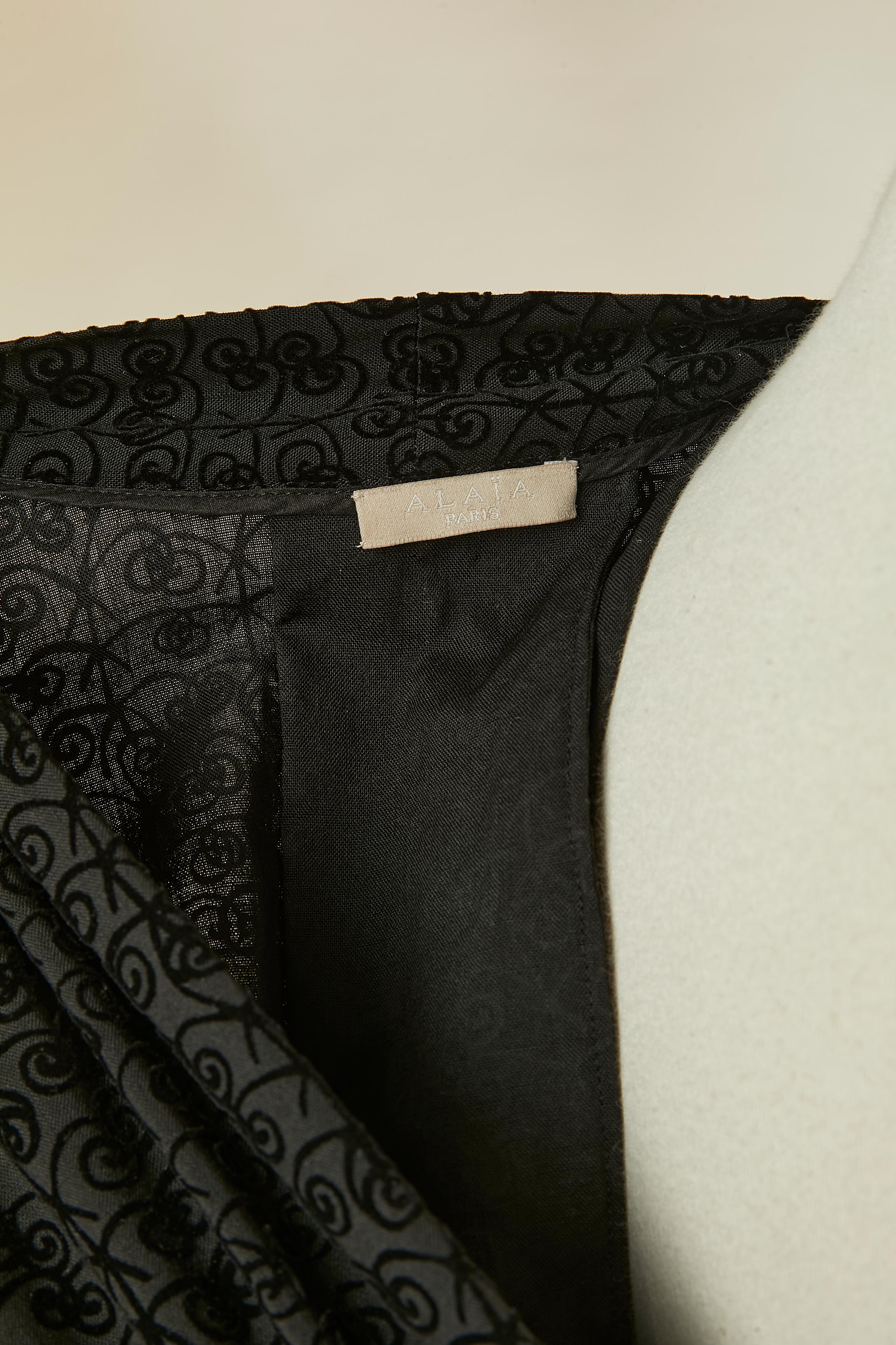 Schwarzes Cocktailkleid mit Samtmuster. Kein Etikett für die Stoffzusammensetzung, aber wahrscheinlich ist es Baumwolle. Schwarzes Nylonfutter nur an der Innenseite der Taille. In der Taille entbeint. Haken & Ösen und Druckknopfverschluss in der