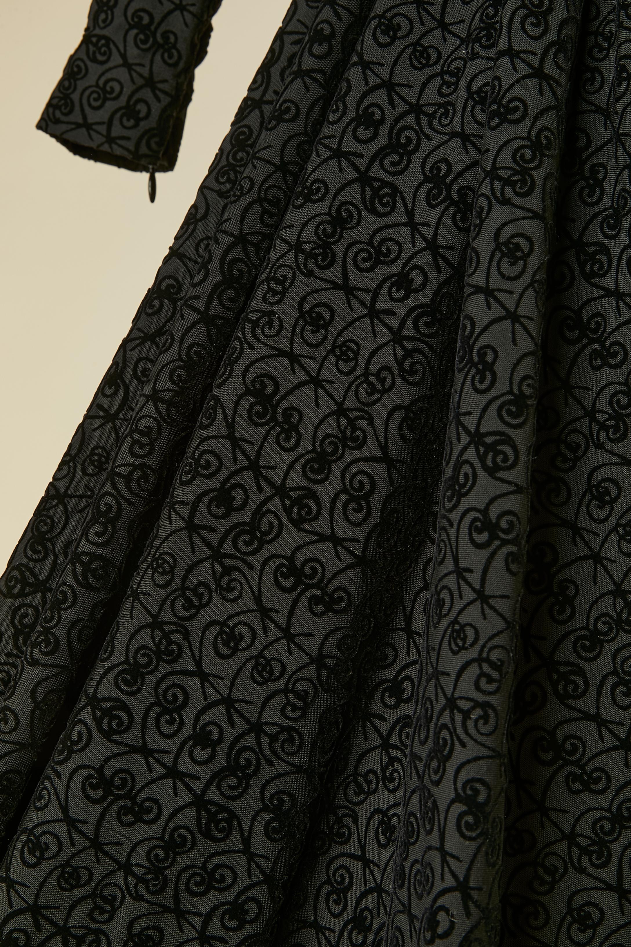 Schwarzes Cocktailkleid mit Samtmuster ALAIA im Angebot 2