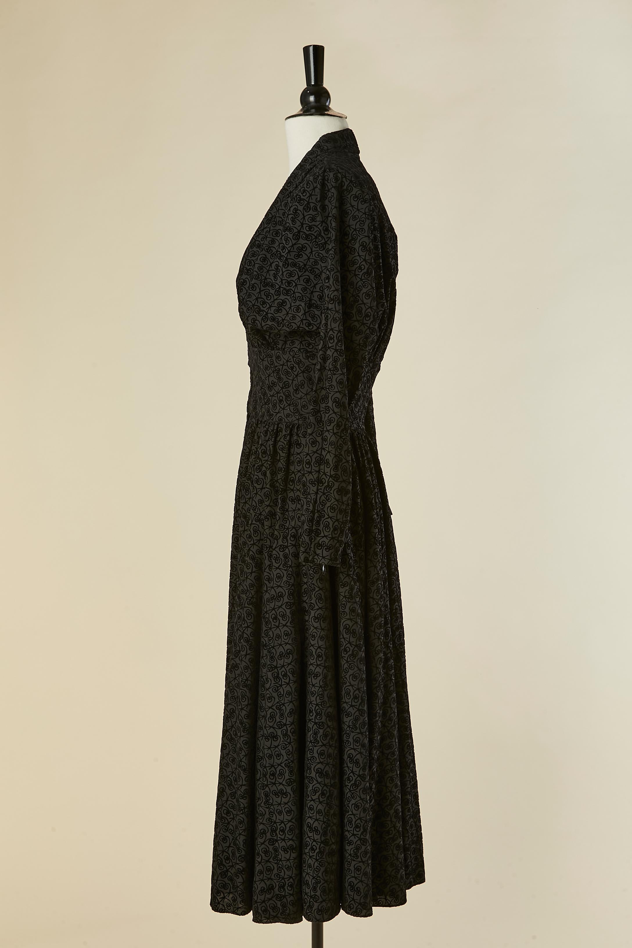 Schwarzes Cocktailkleid mit Samtmuster ALAIA im Angebot 4