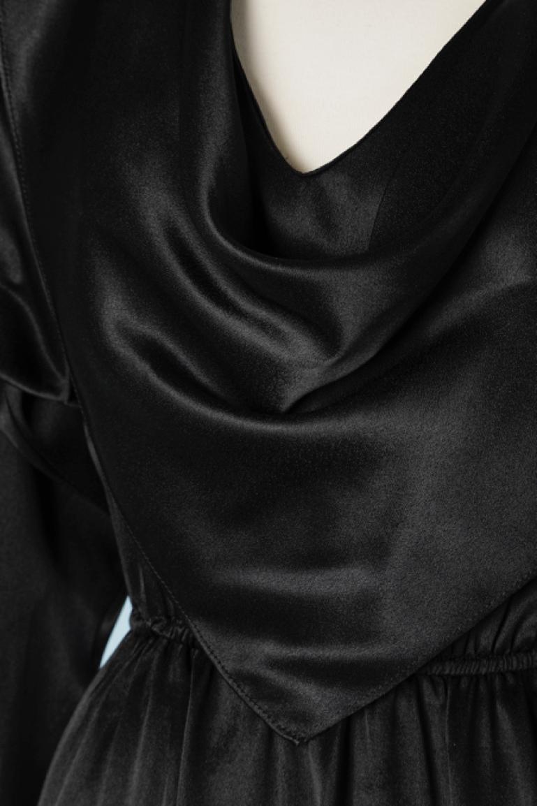 Robe de cocktail noire en satin avec des boutons en strass sur l'épaule.taille élastique.  
Taille S
