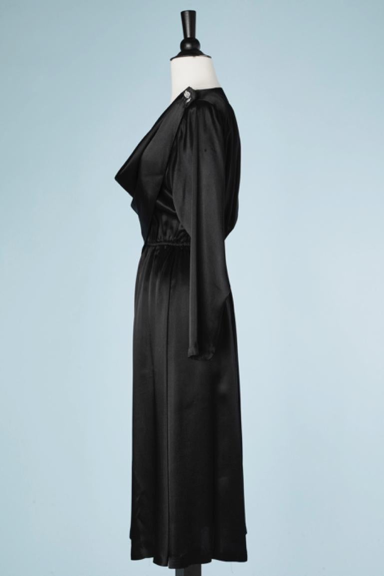 Pierre Cardin - Robe de cocktail en satin noir avec boutons en strass sur l'épaule Bon état - En vente à Saint-Ouen-Sur-Seine, FR