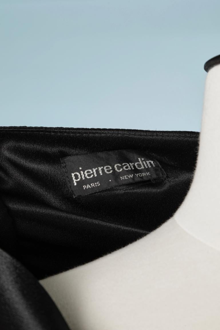 Pierre Cardin - Robe de cocktail en satin noir avec boutons en strass sur l'épaule en vente 1