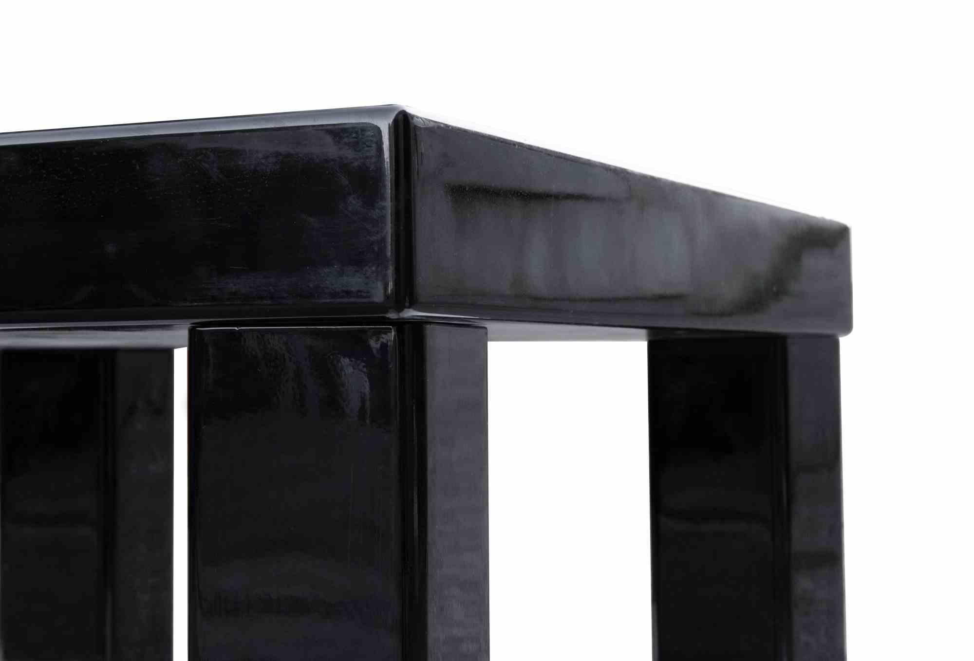 Black Coffee Table is al design item realized in the 1970s.

Black Lacquered Wood.

A minimal and elegant coffee table to be collect.


