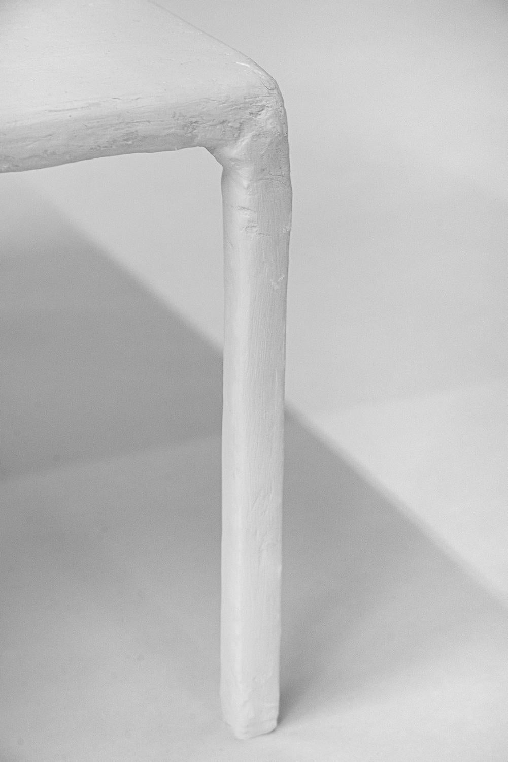 Table basse noire moderne et géométrique sculptée à la main en acier ciré noirci en vente 3