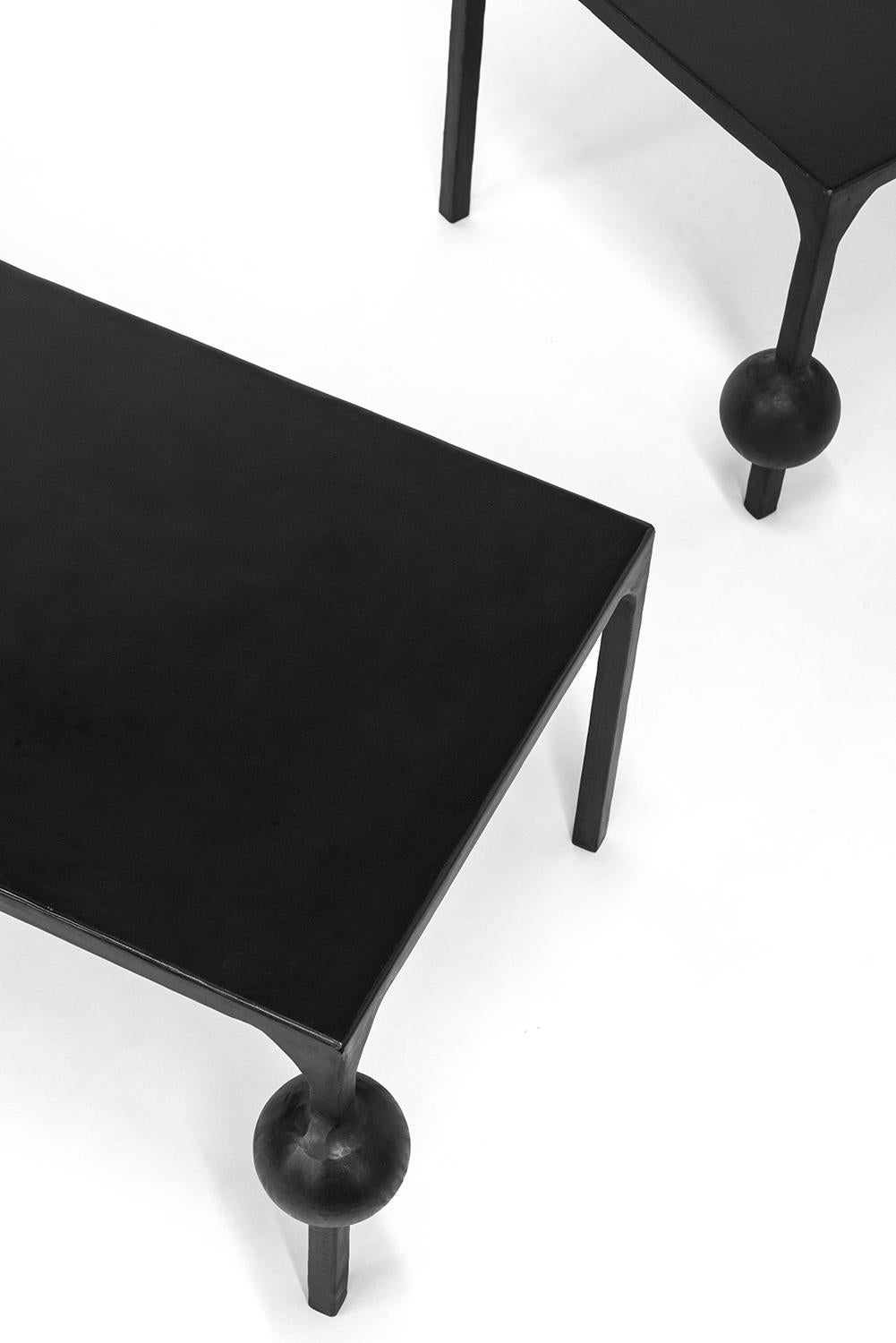Moderne Table basse noire moderne et géométrique sculptée à la main en acier ciré noirci en vente