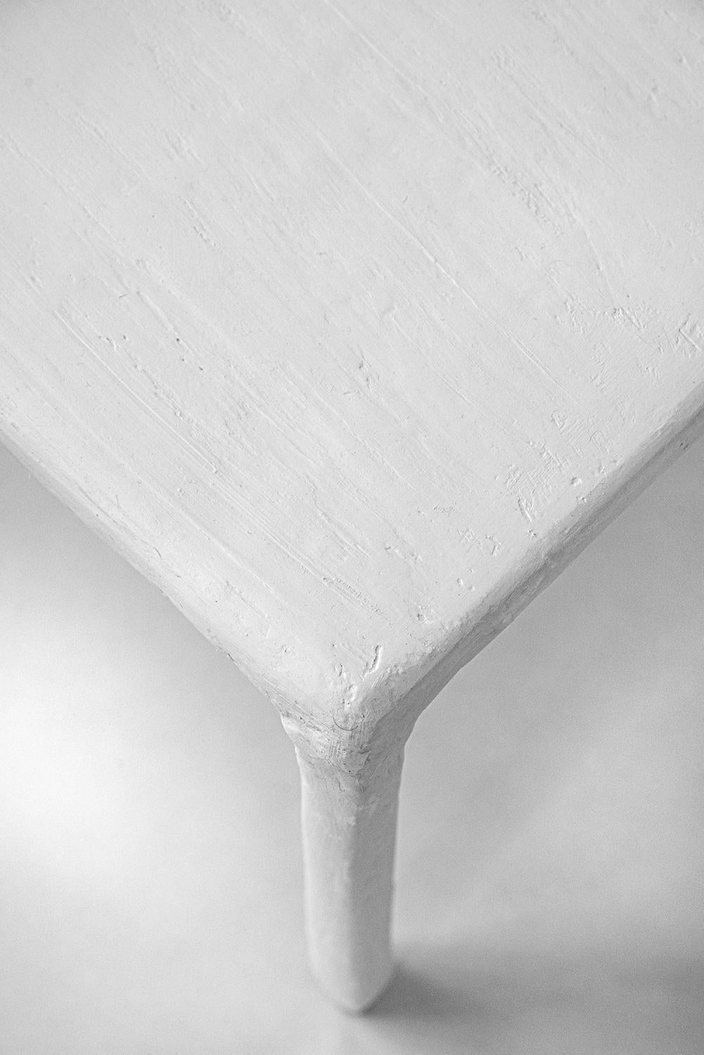 Acier Table basse noire moderne et géométrique sculptée à la main en acier ciré noirci en vente