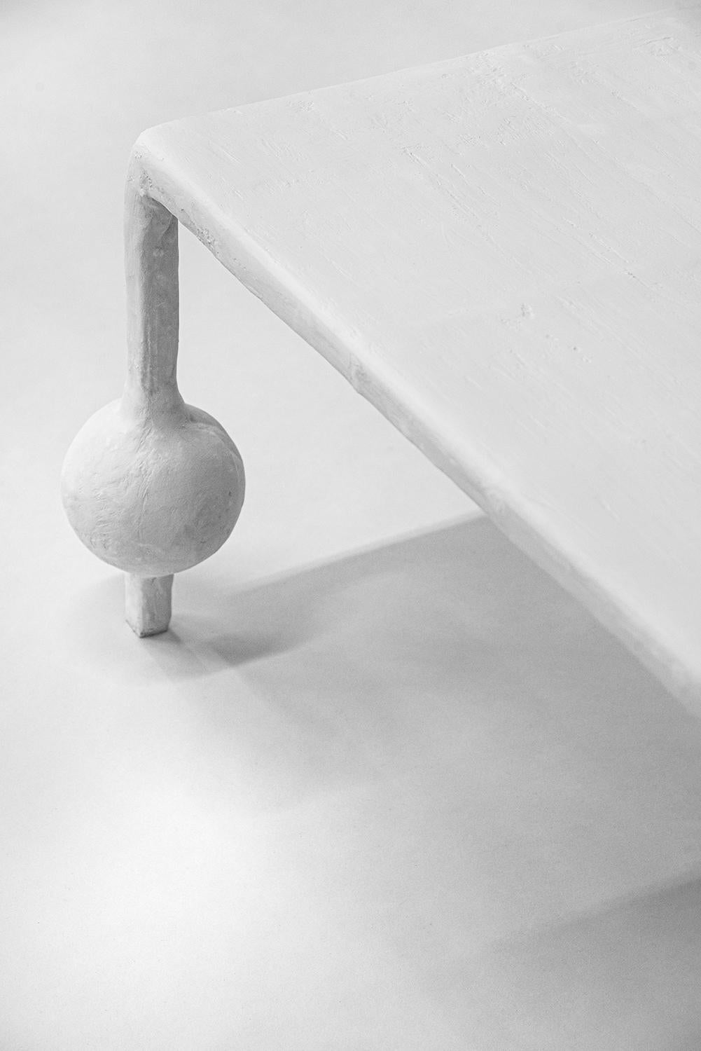 Table basse noire moderne et géométrique sculptée à la main en acier ciré noirci en vente 1