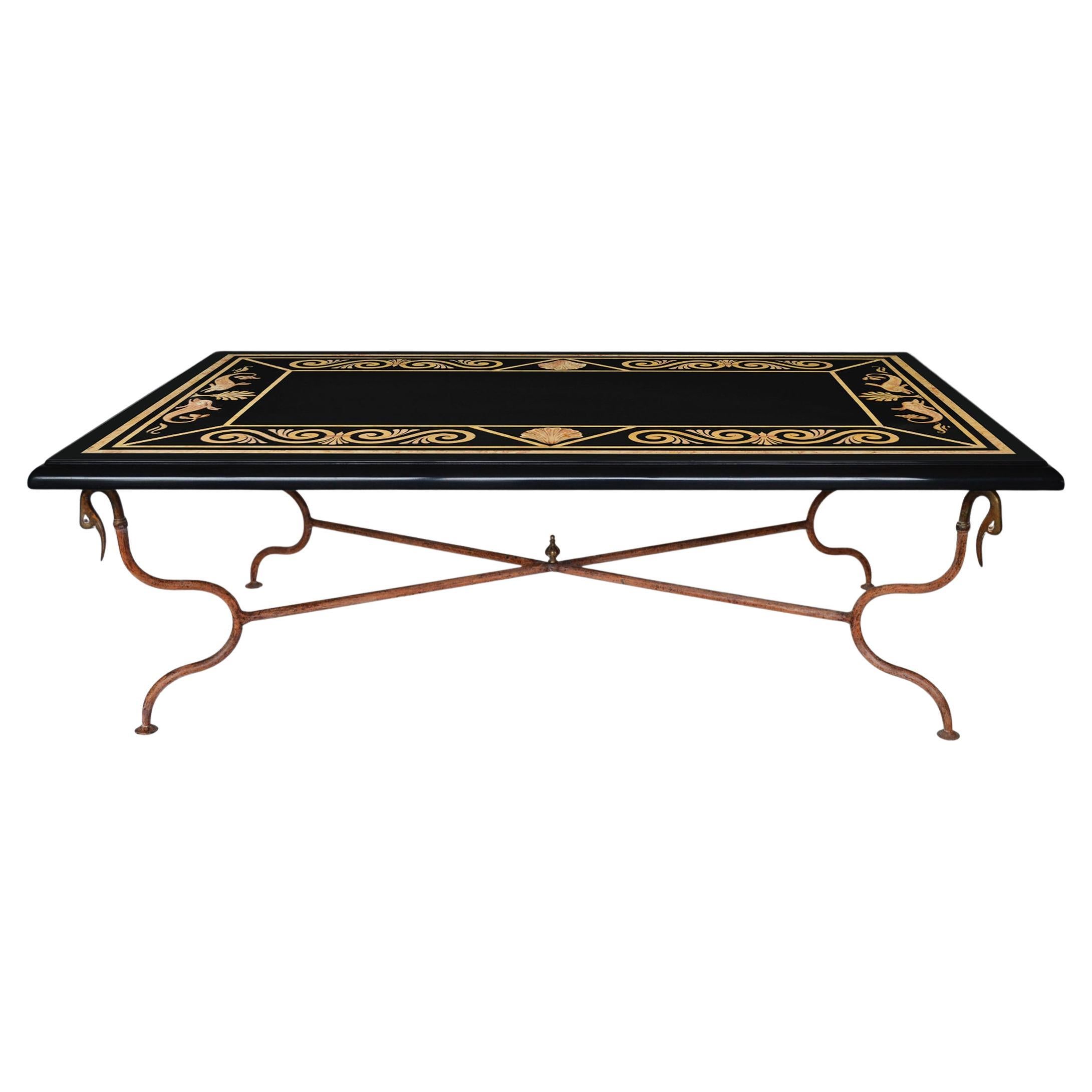 Table basse en marbre noir avec incrustation de scagliola,  base en métal, fait à la main en Italie  en vente