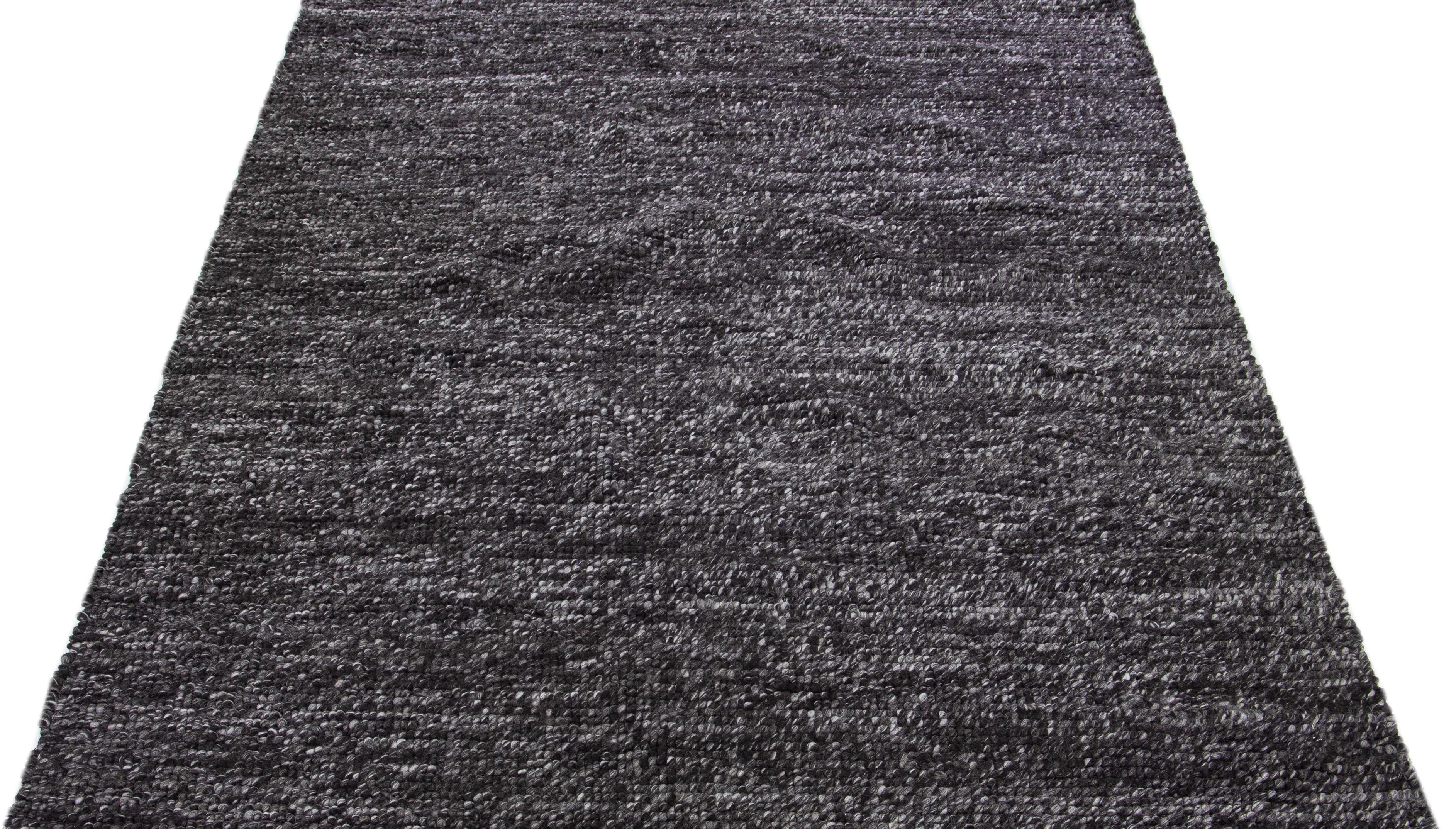Dieser schöne, handgewebte Wollteppich aus Filz ist Teil unserer Westport Collection'S. Er hat ein anthrazitfarbenes Farbfeld und ein geometrisches Allover-Muster.

Dieser Teppich misst: 9' x 12'.

Kundenspezifische Farben und Größen sind auf