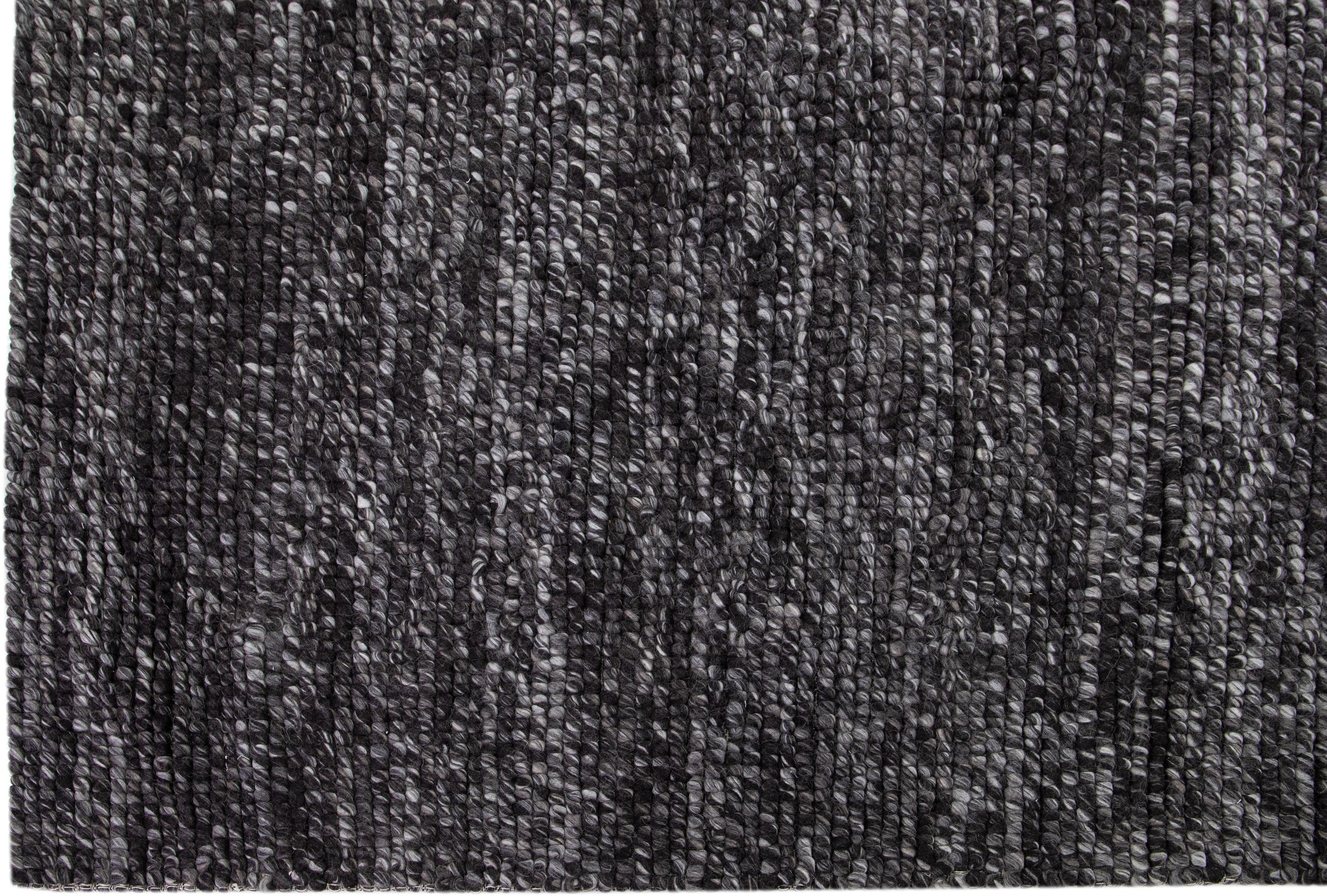 Schwarzer moderner gefilzter texturierter wollteppich von Apadana (Moderne) im Angebot