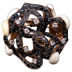Diamant incolore noir Bague de cocktail organique en émail blanc Or rose 18K Italien Diamant incolore noir Bague de cocktail organique en émail blanc Or rose 18K Italien