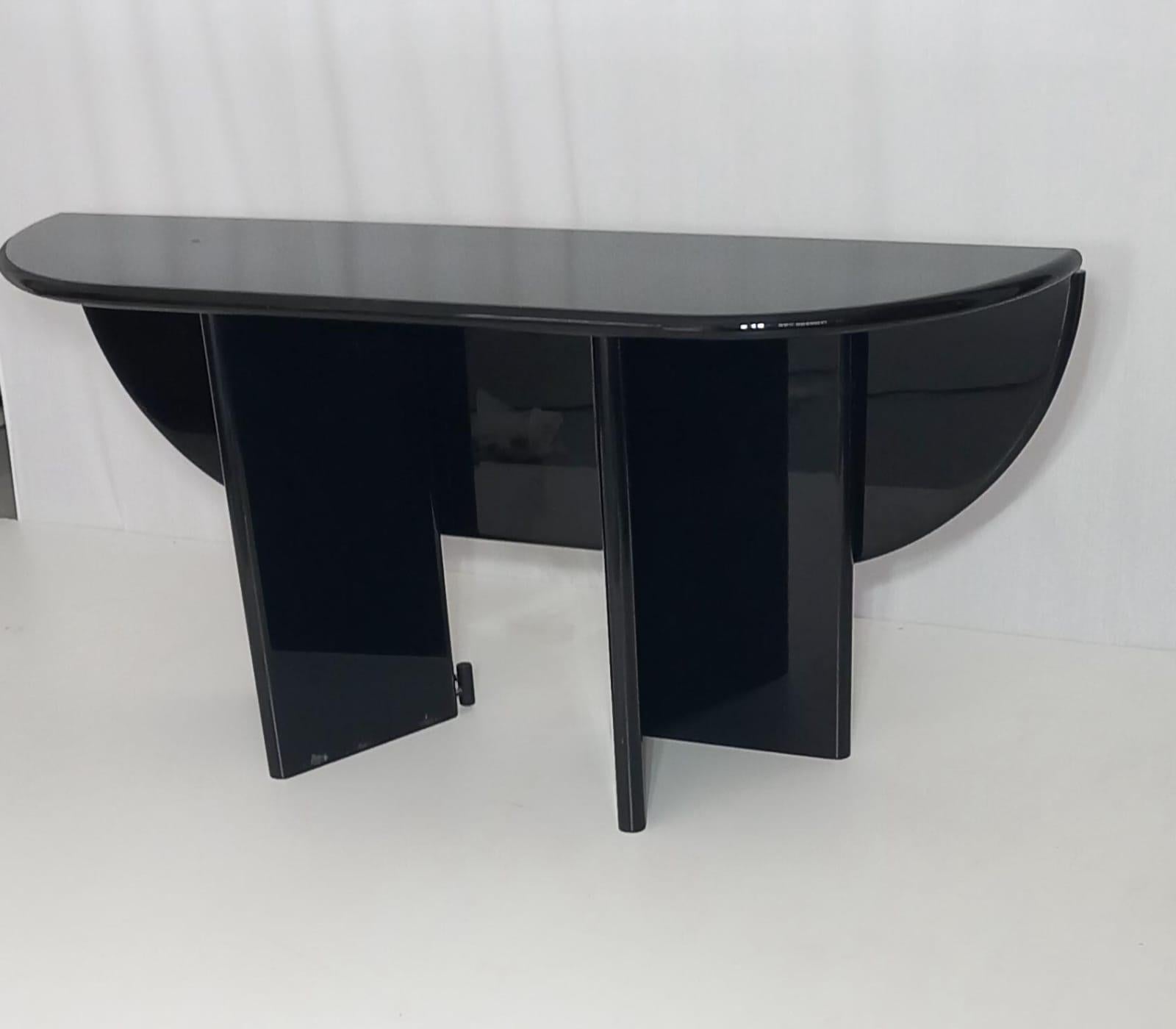 The Console Table model Antella embodies the elegance of Mid-Century Modern design. Conceived by Kazuhide Takahama, a renowned Japanese architect and designer, it was produced in the 70s by Simon Gavina, a prestigious Italian furniture firm. The