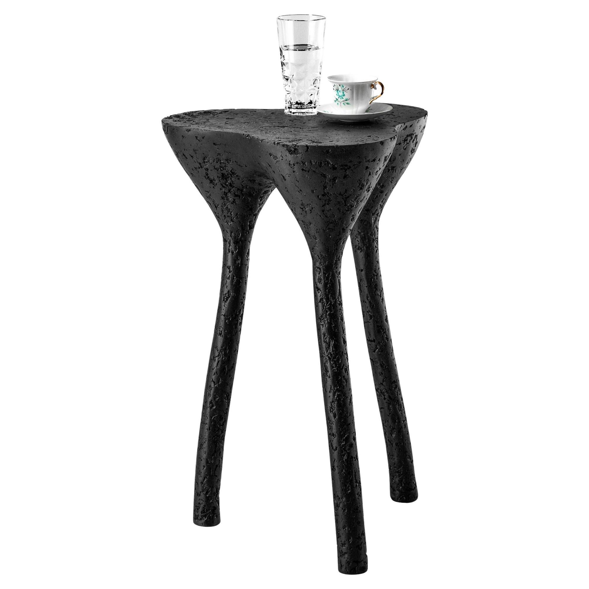 Table d'appoint contemporaine noire en trépied, décoration d'intérieur par Donatas Žukauskas