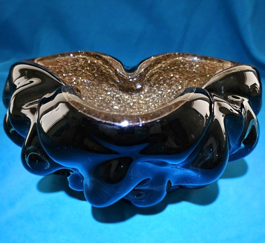 Mid-Century moderno Ciotola in vetro di Murano nero e rame infuso, design A Bugne con avventurina in vendita