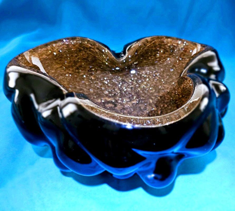 Italiano Ciotola in vetro di Murano nero e rame infuso, design A Bugne con avventurina in vendita