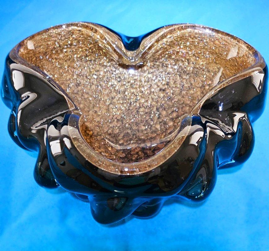 XX secolo Ciotola in vetro di Murano nero e rame infuso, design A Bugne con avventurina in vendita