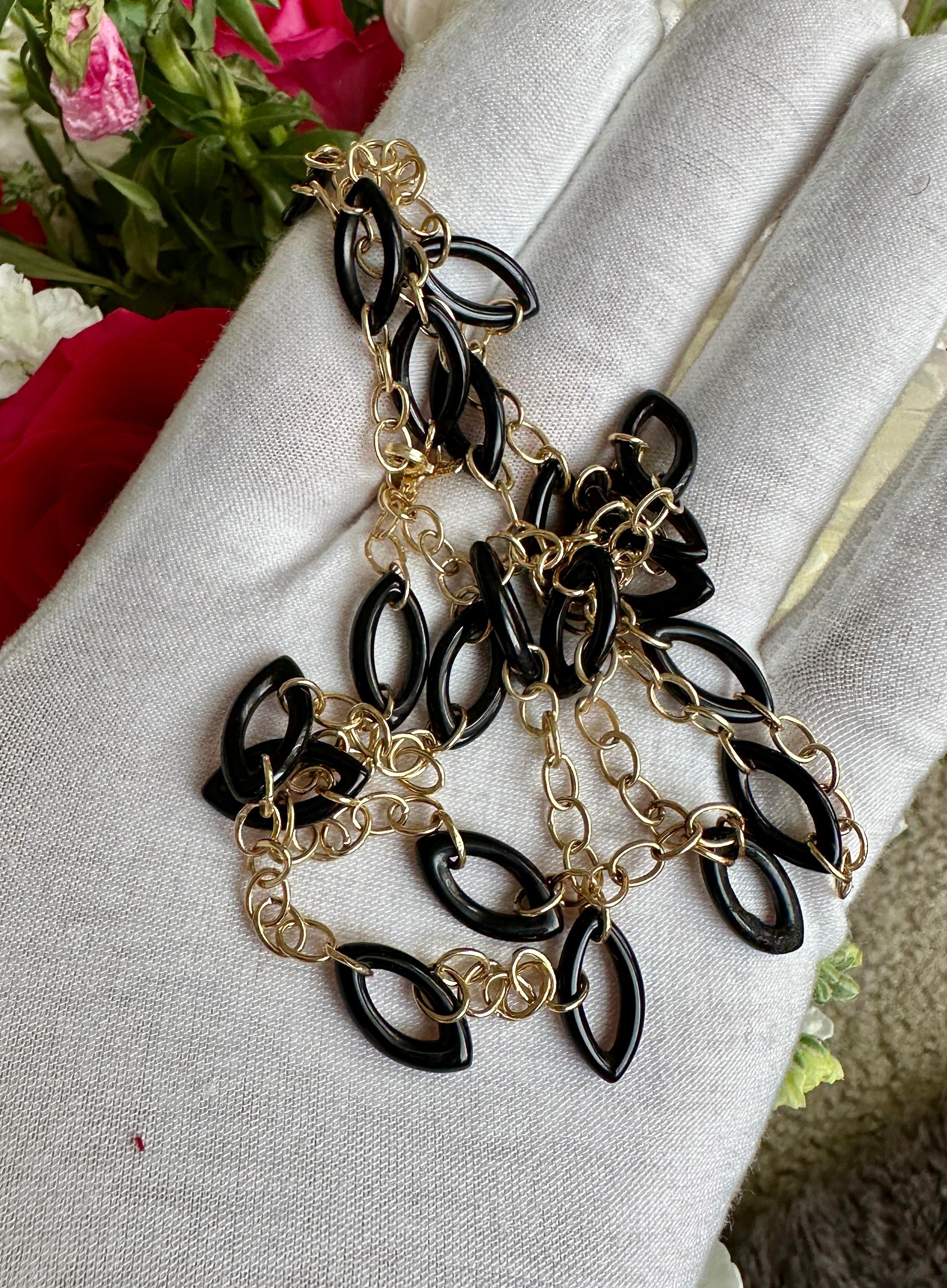 Black Coral 14 Karat Gold Necklace 36 Inches Chain Link Necklace In Excellent Condition For Sale In New York, NY