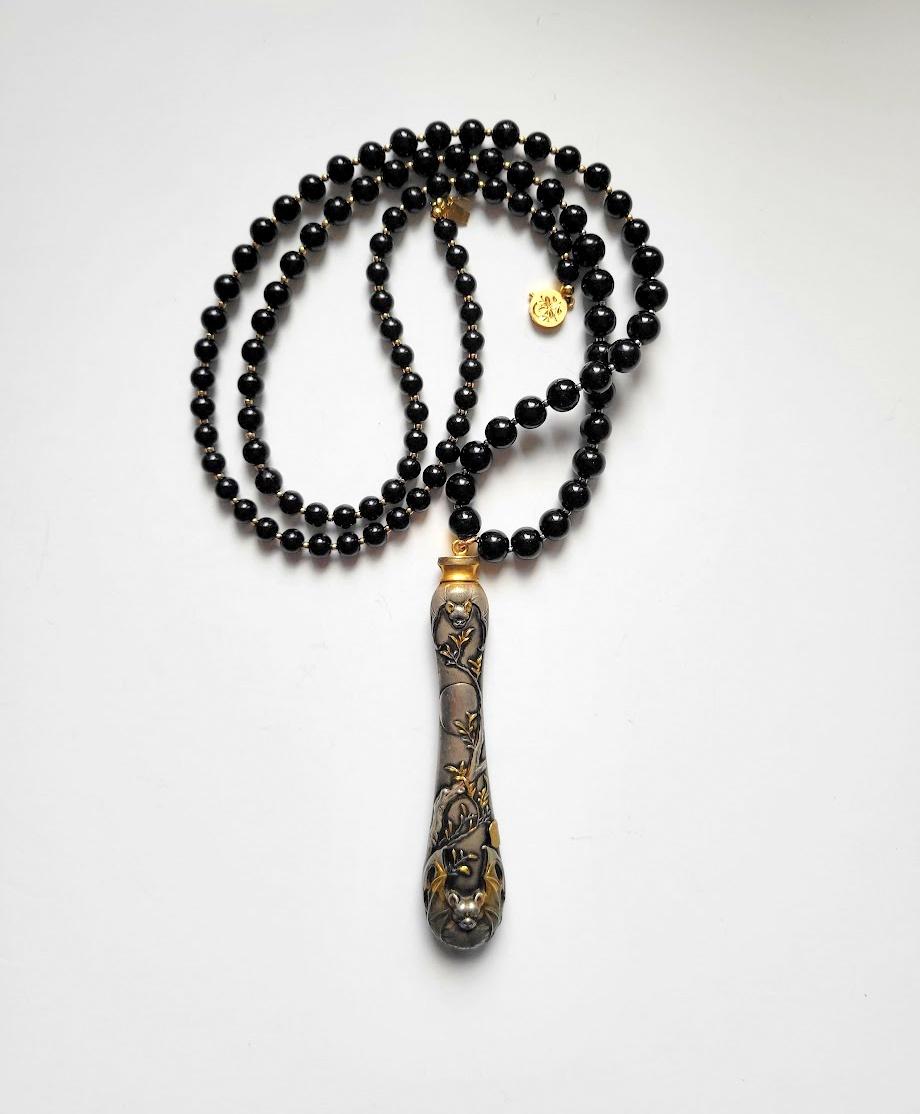 Schwarze Koralle Gold Halskette und japanischer Shakudo-Anhänger (Perle) im Angebot