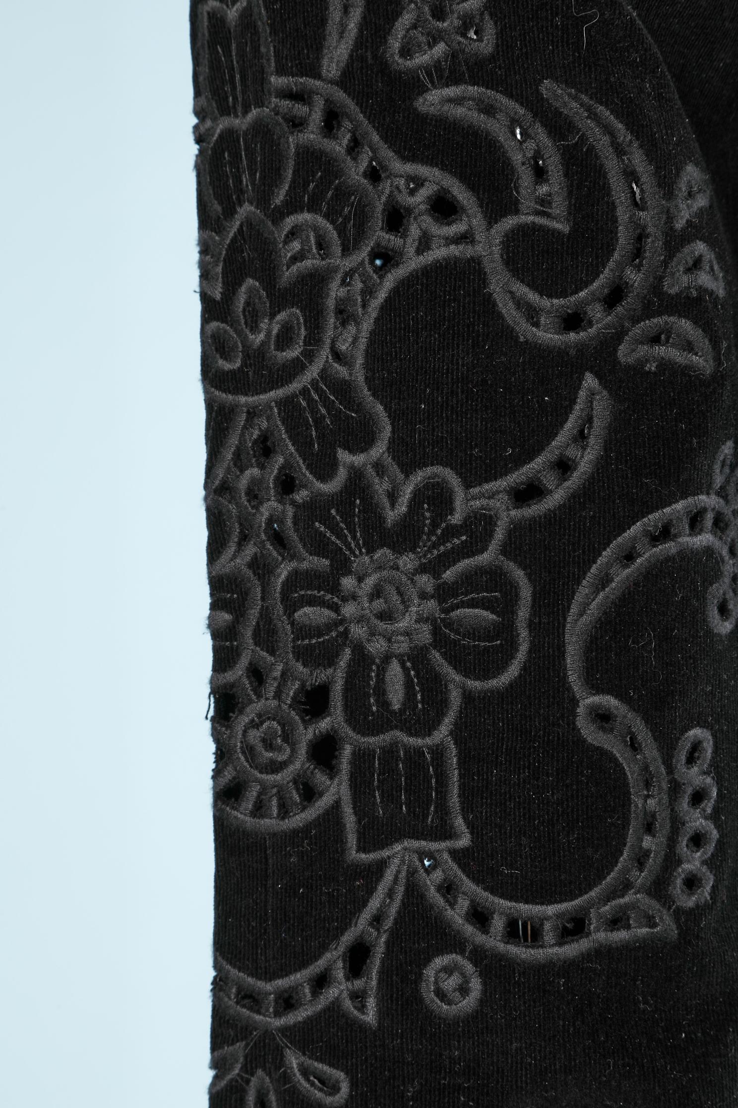 die  die Hose ist mit schwarzem Hof und durchbrochenem Muster bestickt 