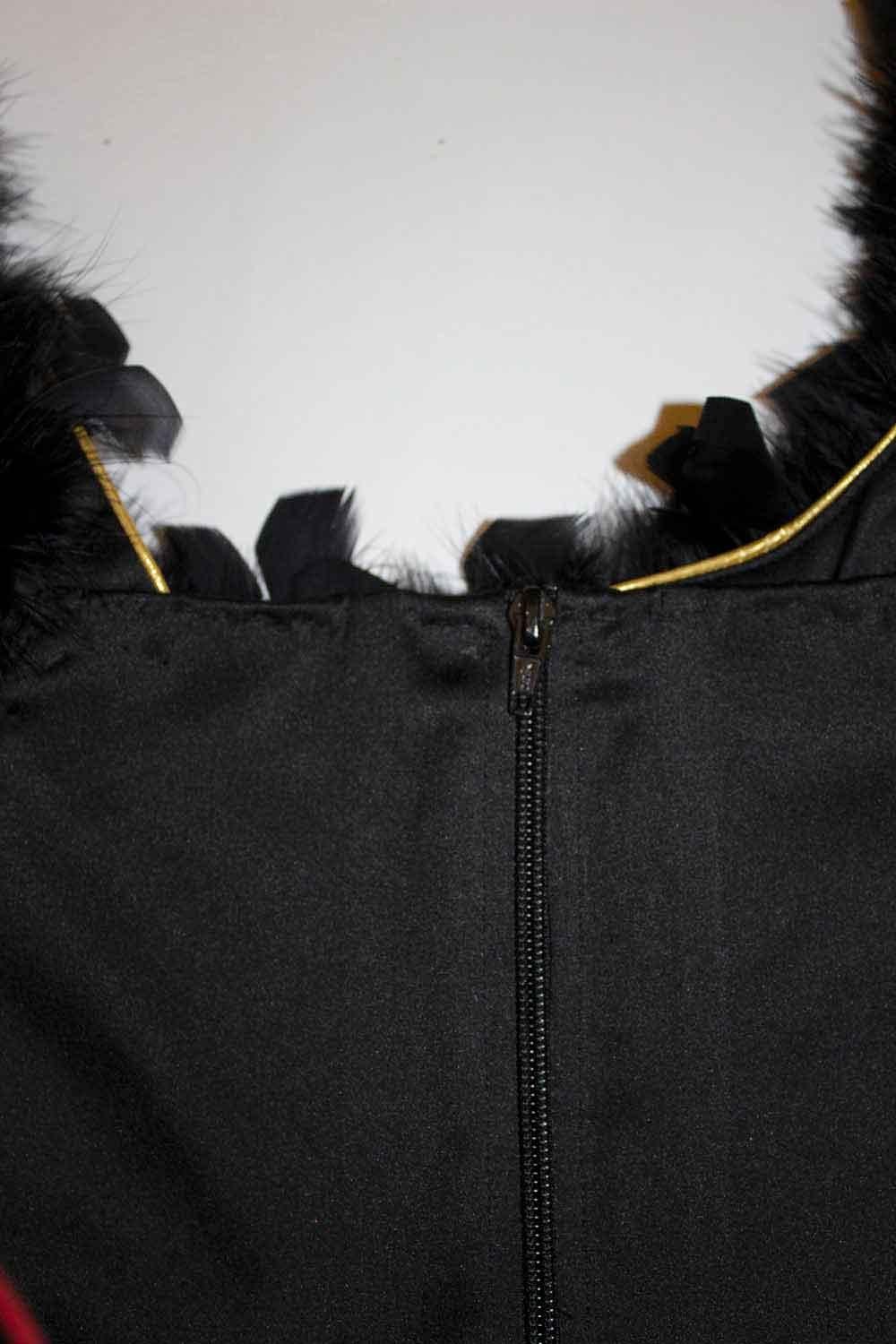 Ce top corset est en velours noir avec des détails floraux bordeaux. Il est doté d'une armature interne et d'une fermeture éclair dans le dos. Mesures ; Buste 34 /35'', longueur 17''.