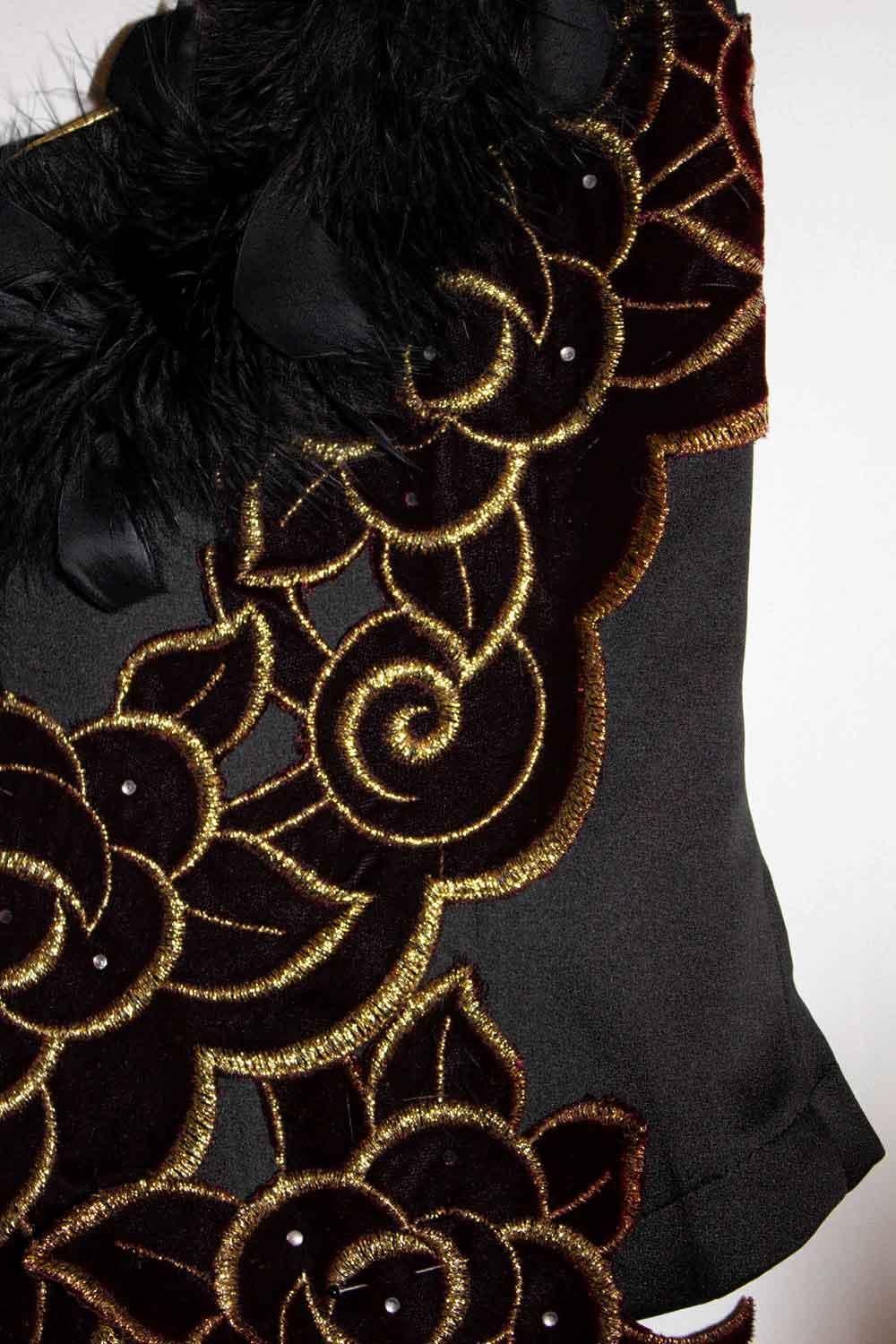 Haut corset noir avec ornement floral bourgogne Bon état - En vente à London, GB
