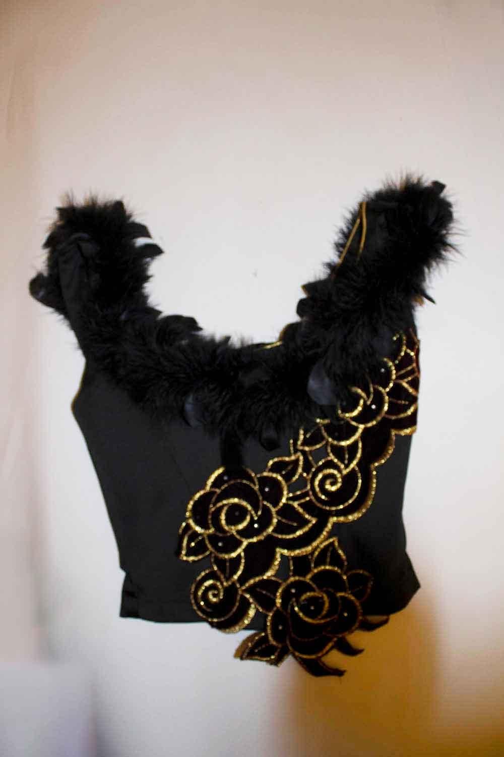 Haut corset noir avec ornement floral bourgogne en vente 2