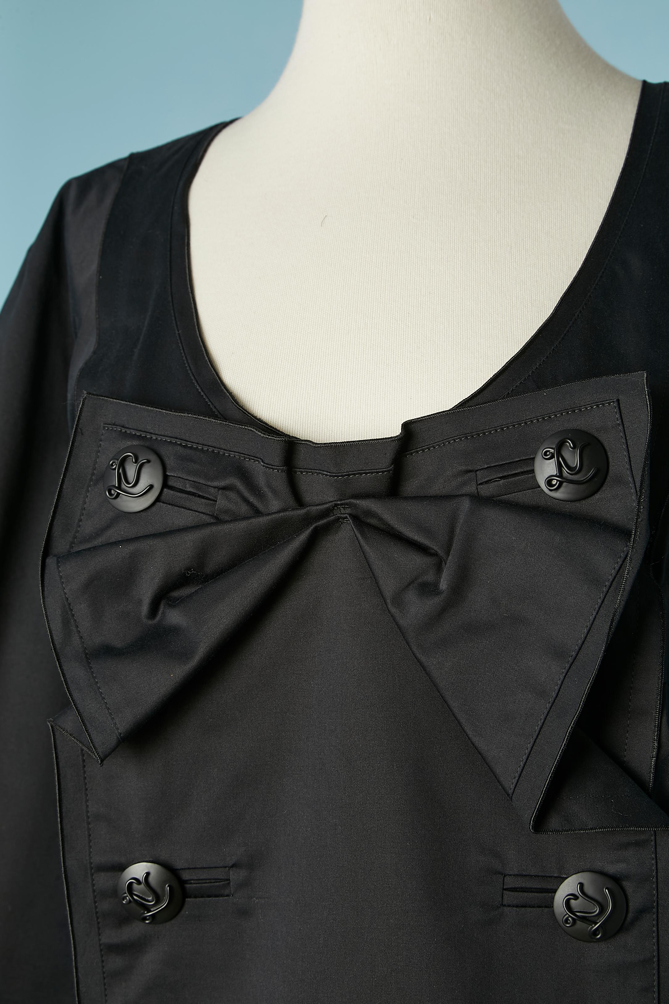 Zweireihiges Kleid aus schwarzer Baumwolle mit Markenknopf. Schleife in der vorderen Mitte. 
Reißverschluss in der Mitte des Rückens und Haken&Ösen 
GRÖSSE 40 Fr 10 Us