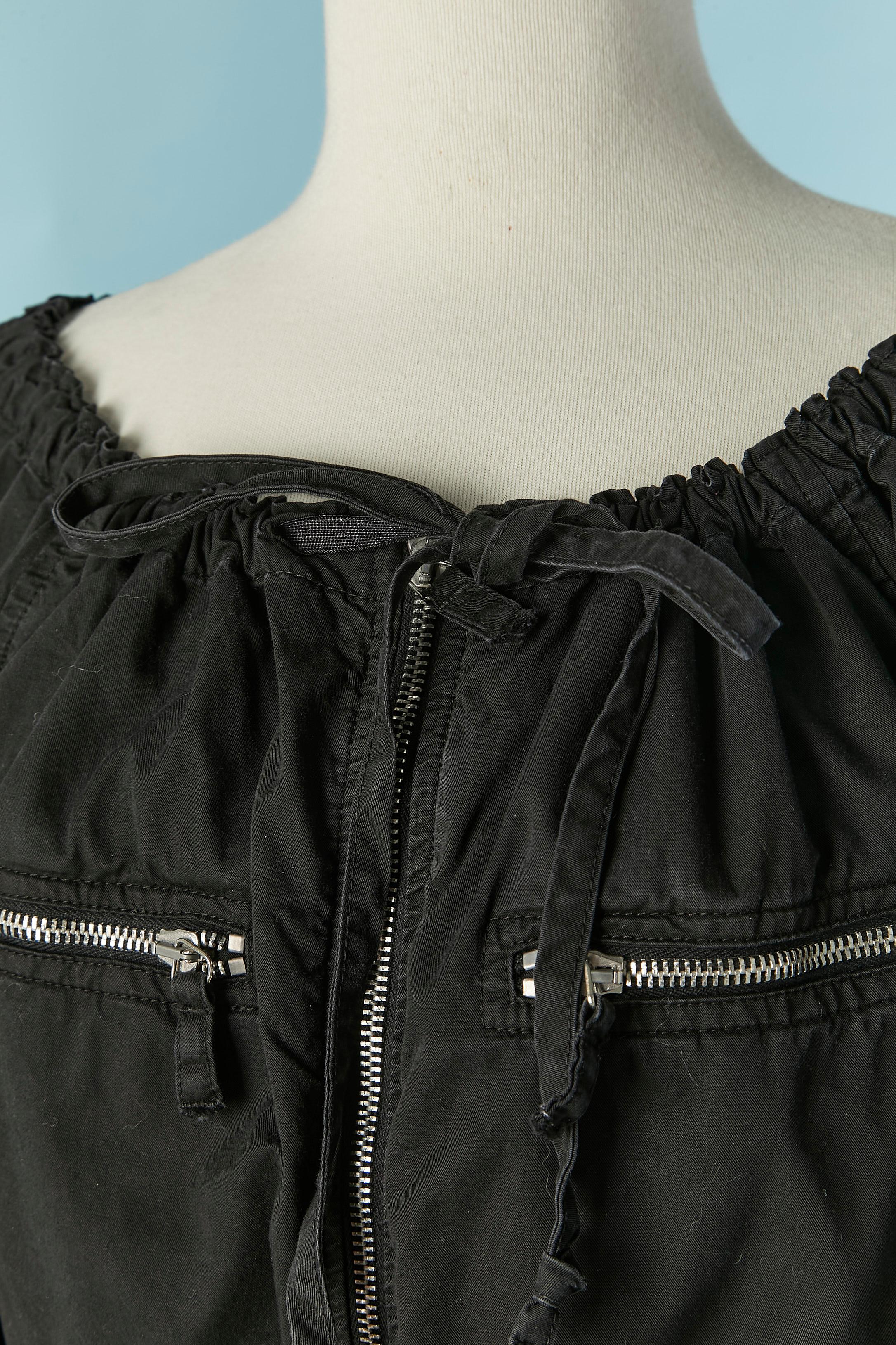 Chaqueta negra de algodón con cierre de cremallera en el centro delantero y en los bolsillos. Cordón de ajuste alrededor del cuello . Banda elástica en la cintura y en el borde inferior . 
TALLA 46 (It) 42 (Fr) 