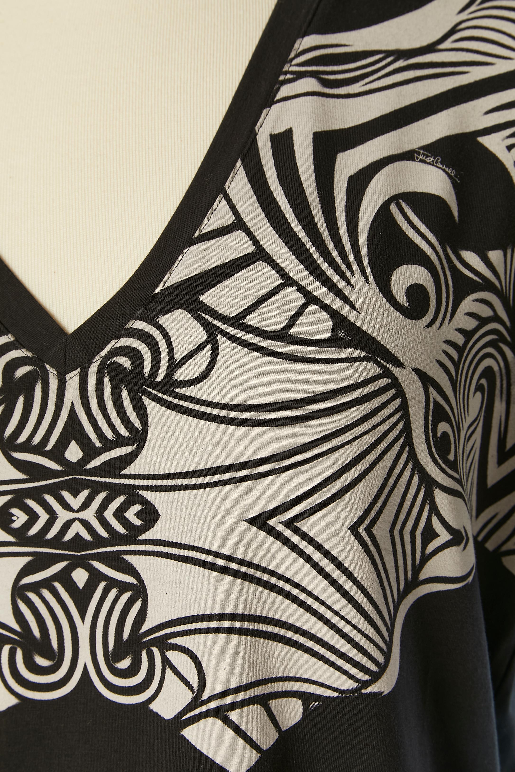 Black cotton jersey tee-shirt with grey tribal print. Authenticity hologram. Fabric composition: 98% cotton, 8% elastane 
SIZE M 
