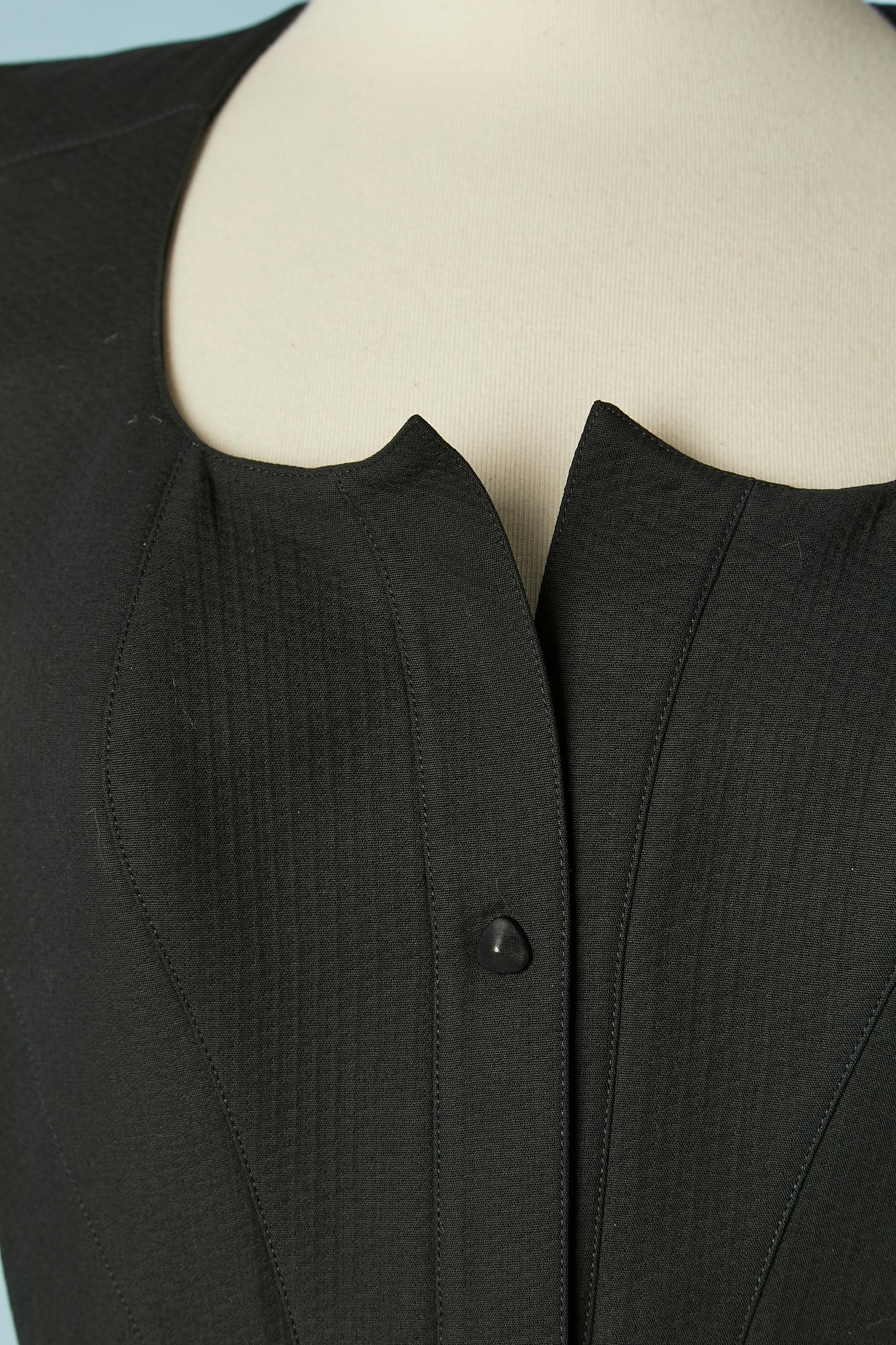 Black cotton piqué dress. Snap closure middle front. Shoulder pad and raglan 
SIZE 38 (Fr) M 