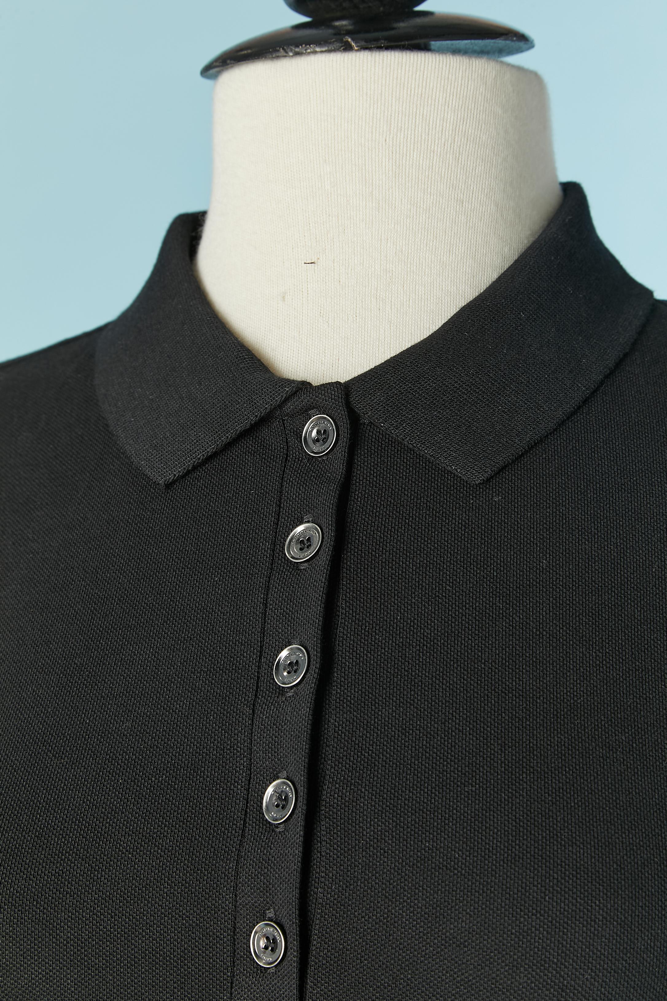 Polo in cotone nero. Composizione del tessuto: 98% cotone, 2% elastene. 
Controlla la costola all'interno del bordo del manicotto. Bottone e asola con marchio sul davanti + un bottone extra in dotazione.
Nuovo 
TAGLIA S 