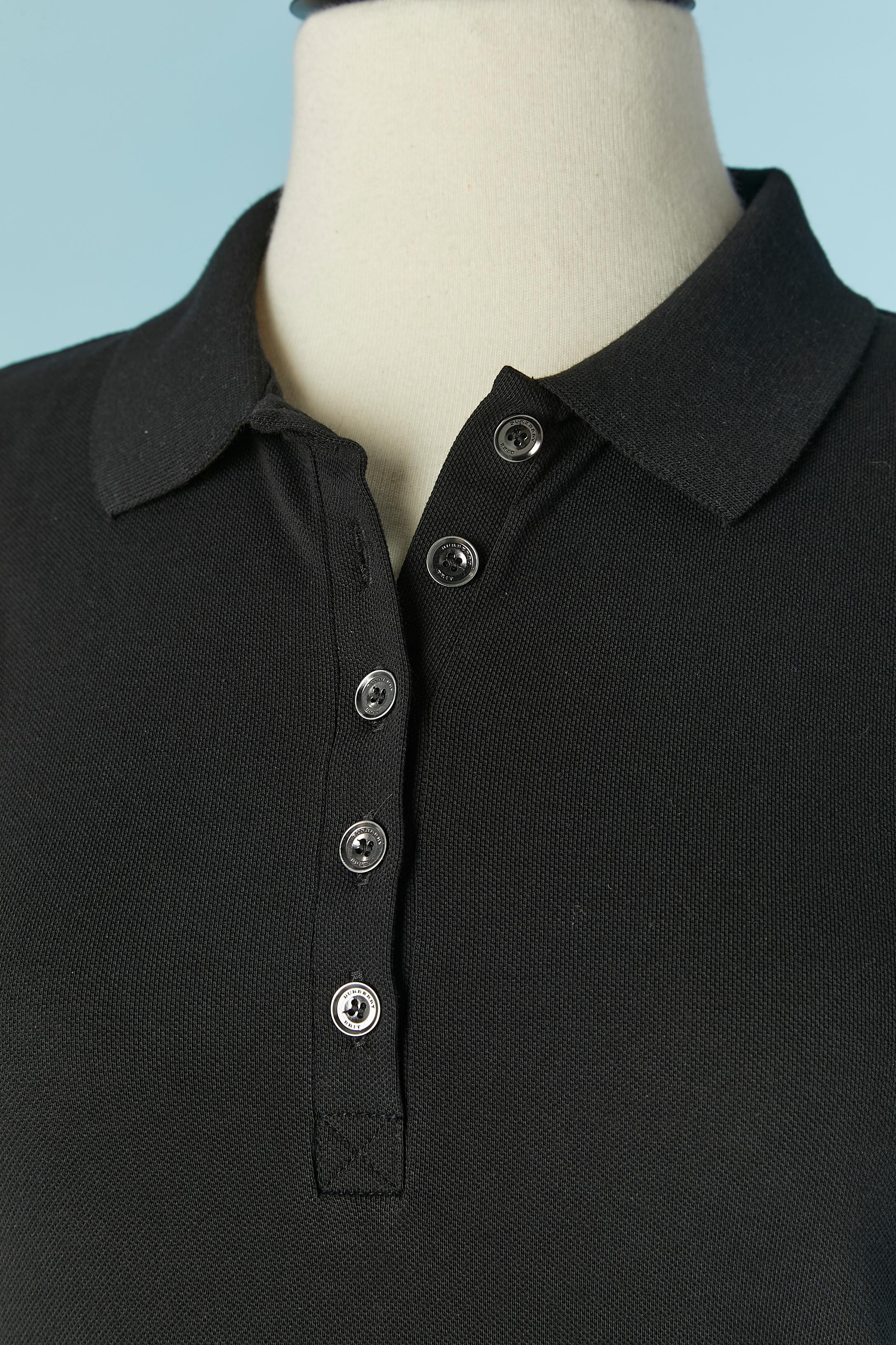 Polo en coton noir . Composition du tissu : 98% coton, 2% élasthanne. 
Bouton et boutonnière marqués sur le milieu supérieur du devant + un bouton supplémentaire fourni. 
Vérifier la doublure en tissu à l'intérieur du bord de la manche .
NOUVEAU