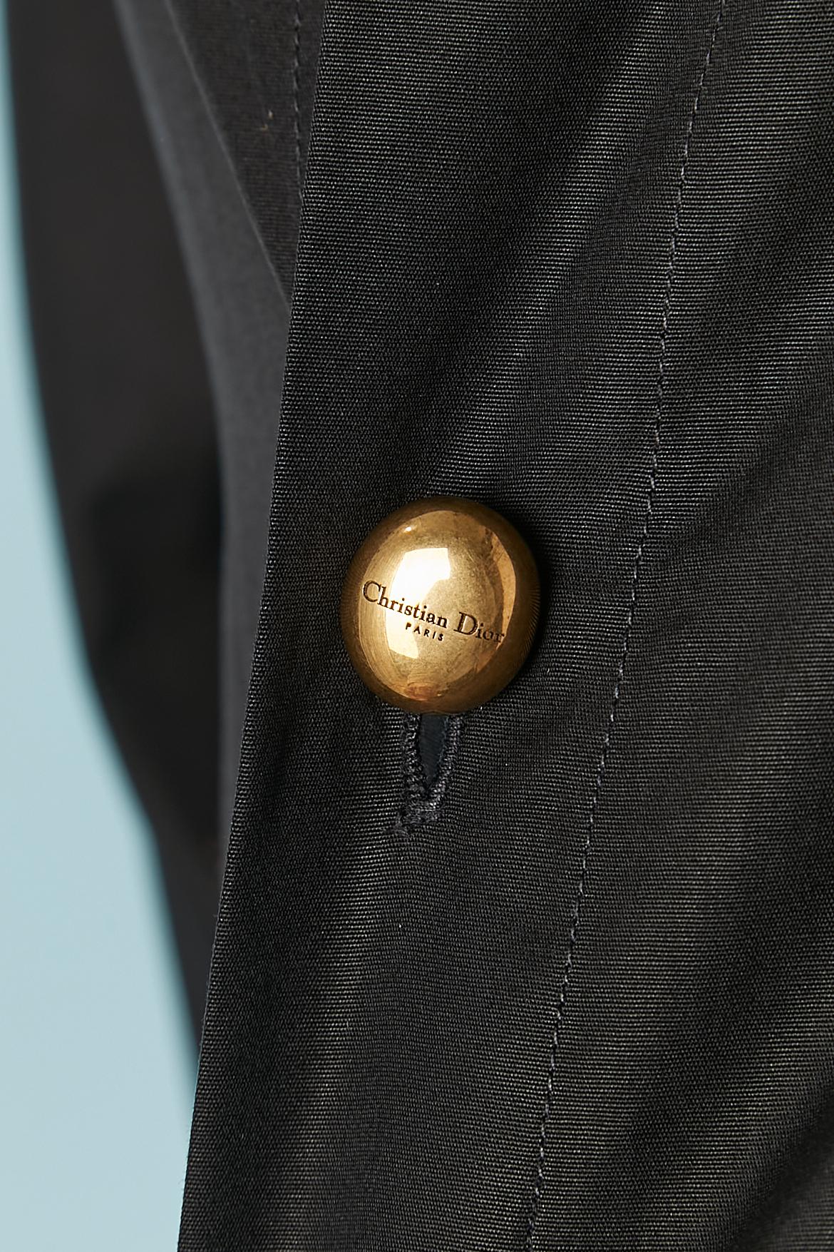 Camicia in cotone nero con un bottone in metallo dorato e chiusura ad asola sul centro della fronte. Gemelli in metallo dorato sul bordo della manica. 
TAGLIA 38 (Fr) M 