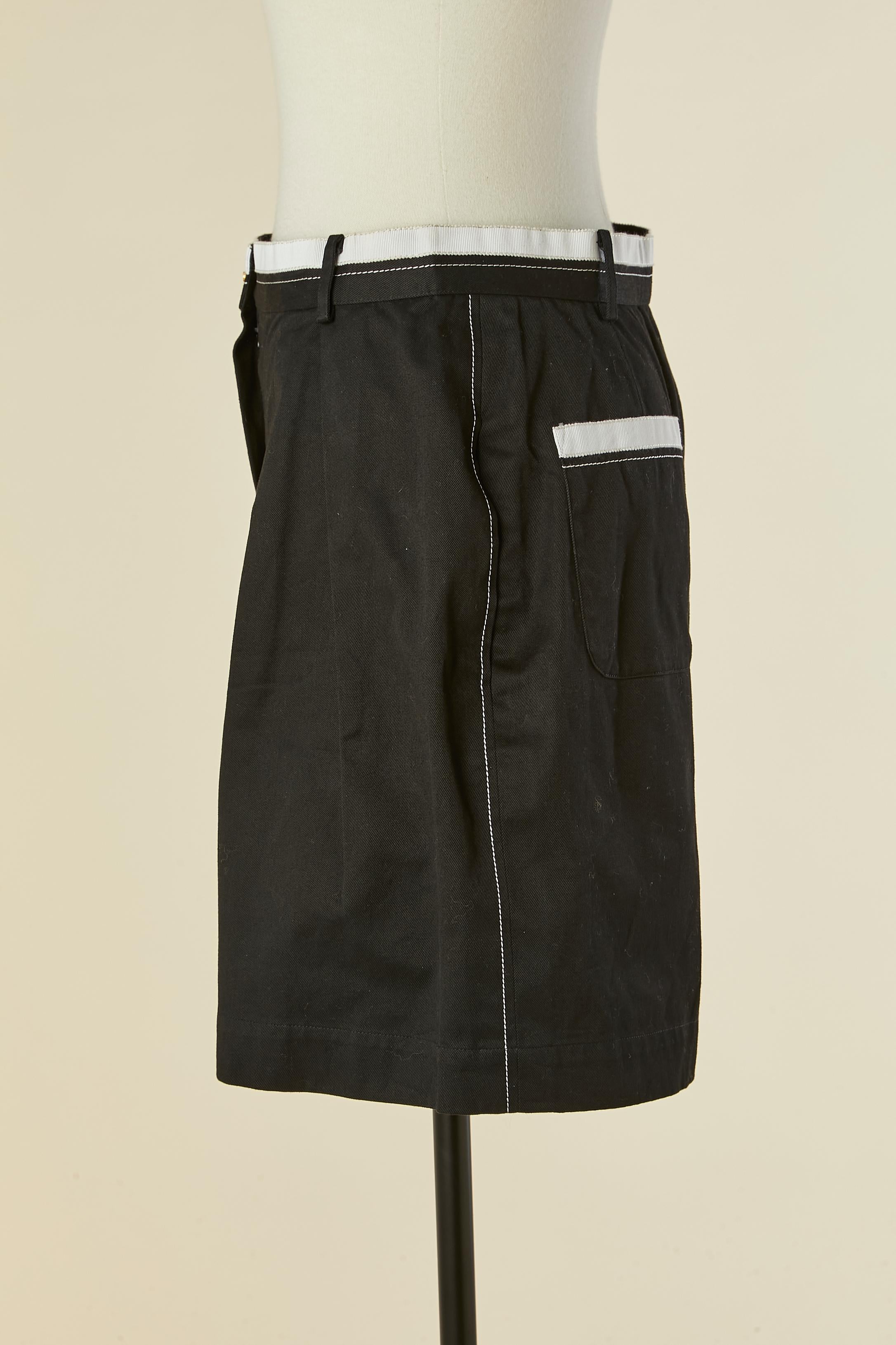 Pantalón corto de algodón negro con ribete de gros-grain blanco CHANEL en Excelente estado para la venta en Saint-Ouen-Sur-Seine, FR